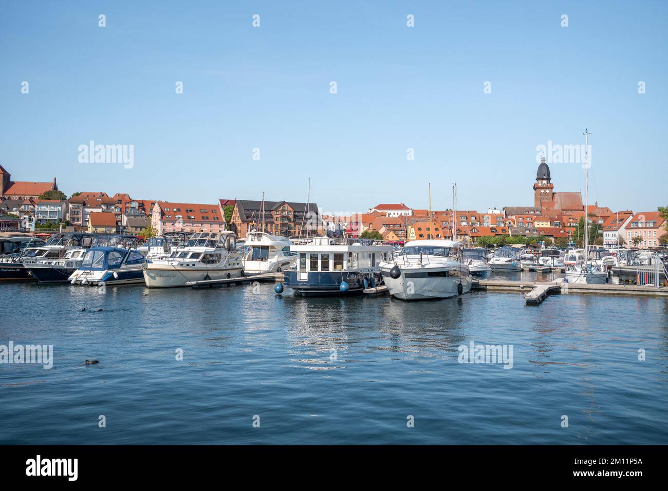 Waren, Müritz, porto cittadino durante il giorno, Meclemburgo-Pomerania occidentale, Germania Foto Stock