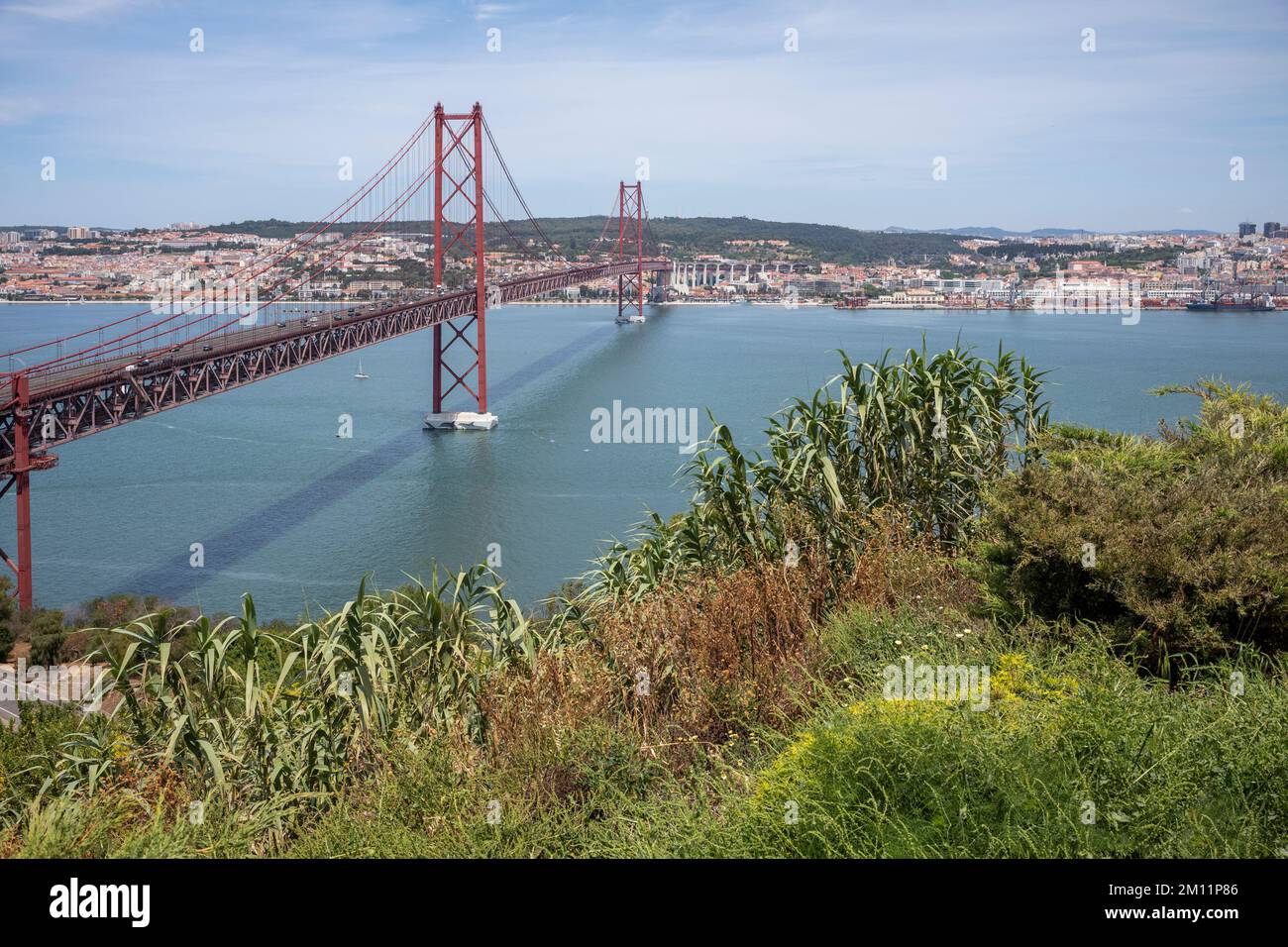 Ponte del 25 aprile, Ponte 25 de Abril, Lisbona durante il giorno d'estate. Foto Stock