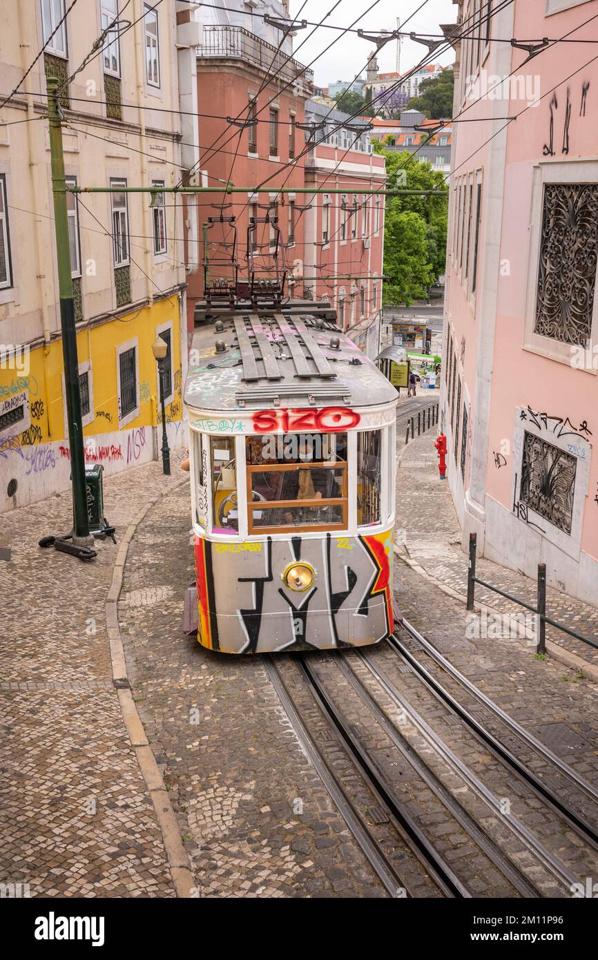 Tram storico, Elevador da Gloria, Lisbona in estate. Foto Stock