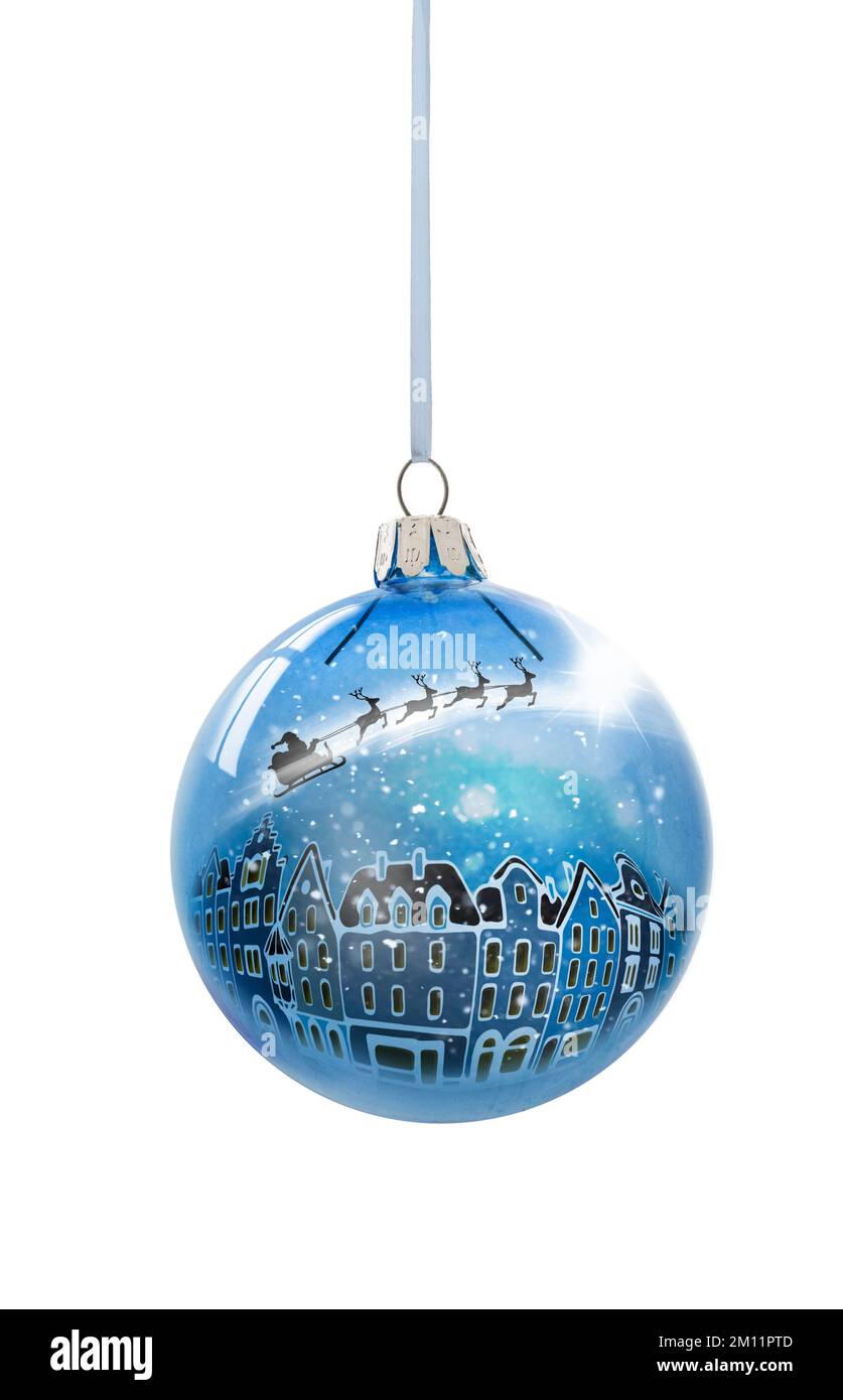 Palla di vetro di Natale con una città innevata isolata su sfondo bianco Foto Stock