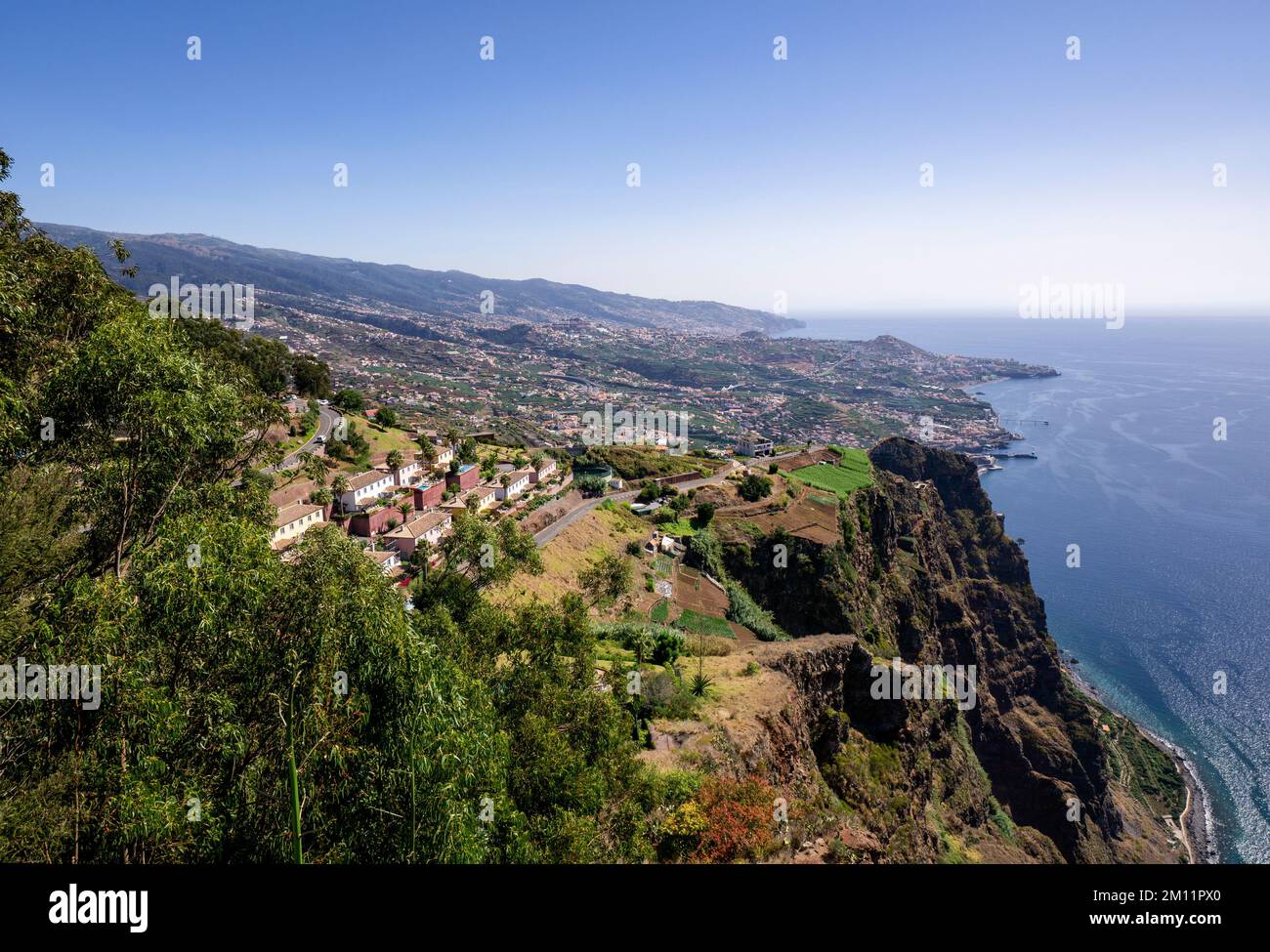 Vista da Cabo Girão a Madeira verso Câmara de Lobos Foto Stock