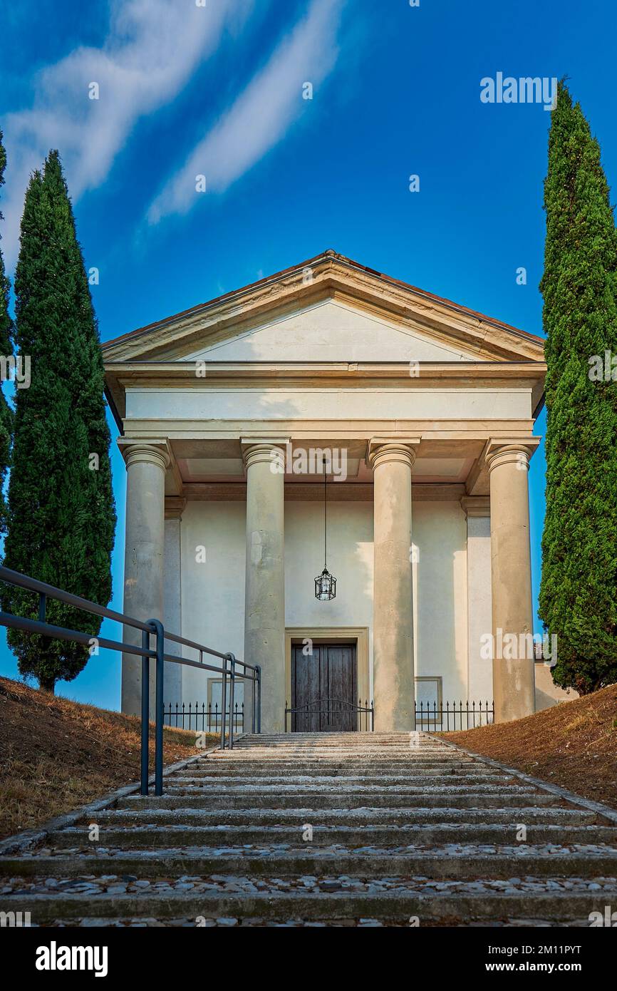 Su una scala che conduce ad un cimitero di Pieve di Soligo, si trova una sala con quattro colonne Foto Stock
