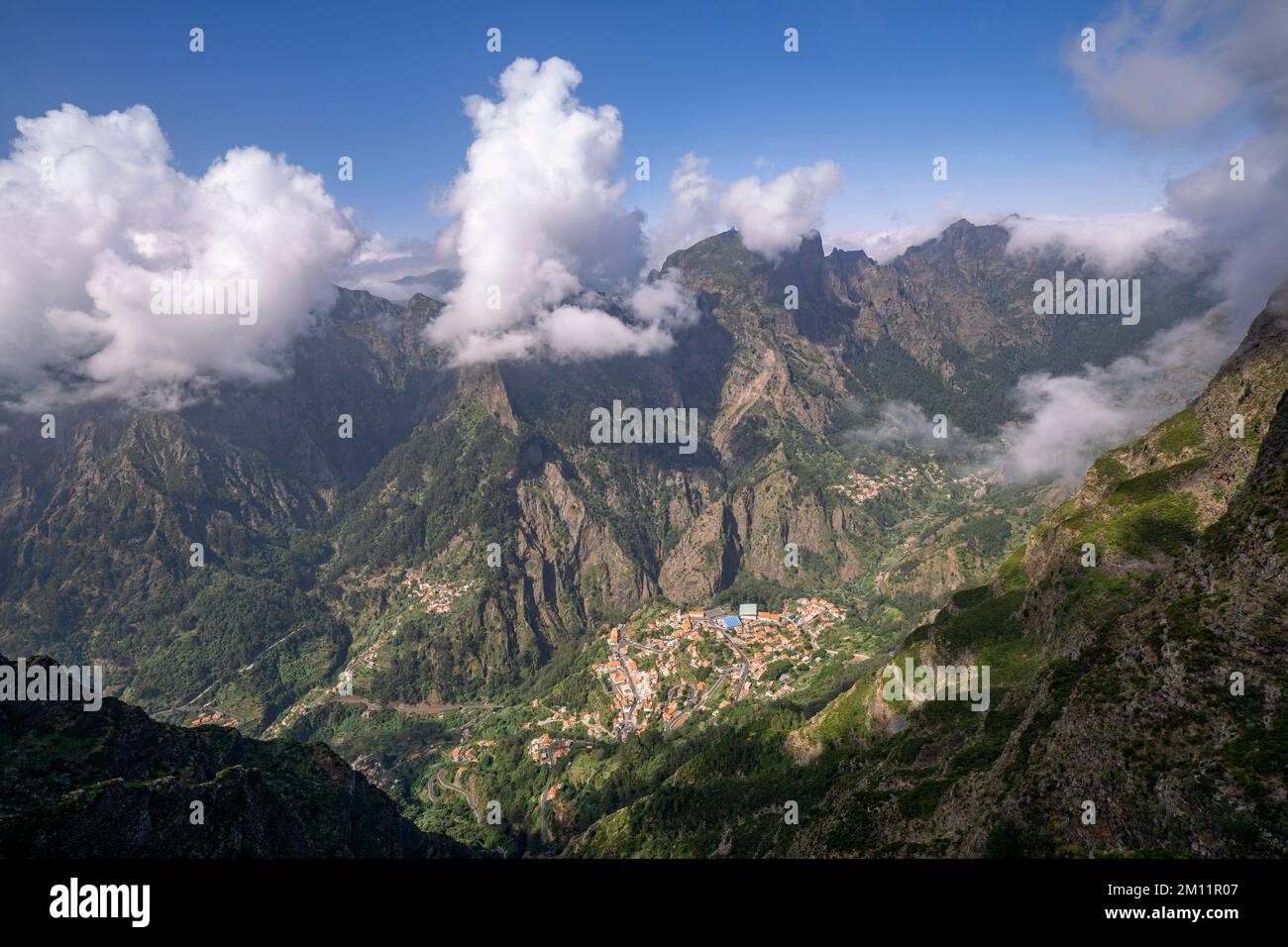 Paesaggio montano con la città di Curral das Freiras a Madeira Foto Stock