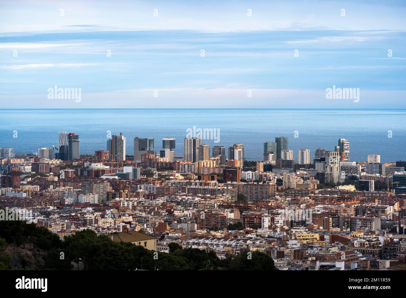 Vista aerea dei moderni edifici di uffici nella zona Diagonal Mar e Poble Nou della città di Barcellona con il Mar Mediterraneo sullo sfondo Foto Stock