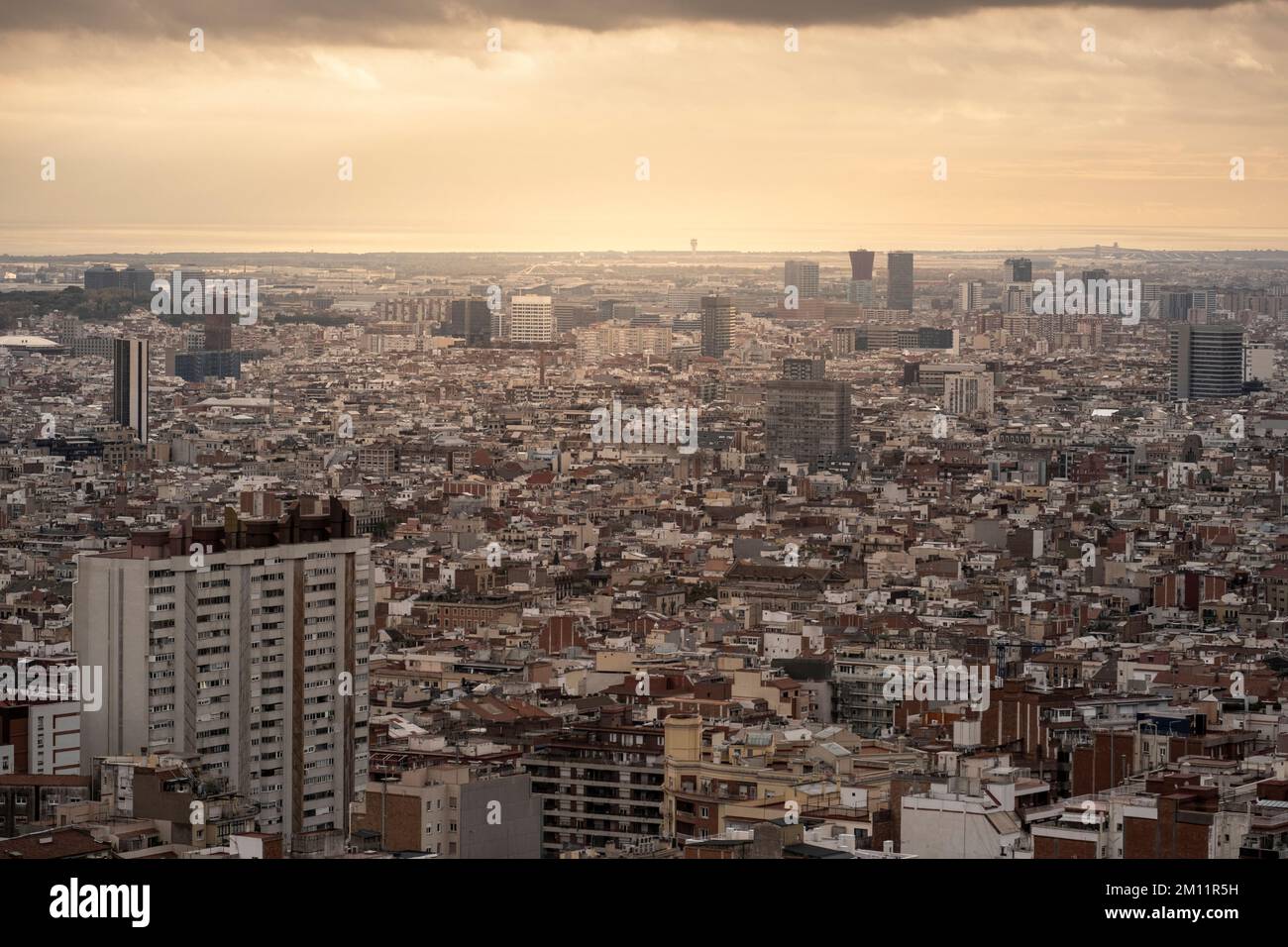 Vista aerea degli edifici di uffici e delle zone residenziali della città di Barcellona Foto Stock