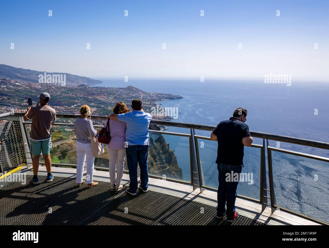 Vista dalla piattaforma di osservazione di Cabo Girão su Madeira verso Câmara de Lobos Foto Stock