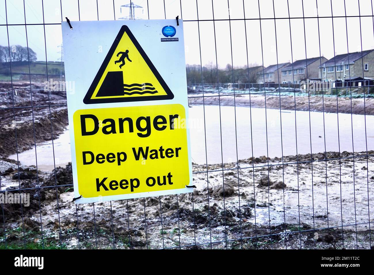 Avviso di pericolo in un cantiere di New Mills, Derbyshire. Foto Stock