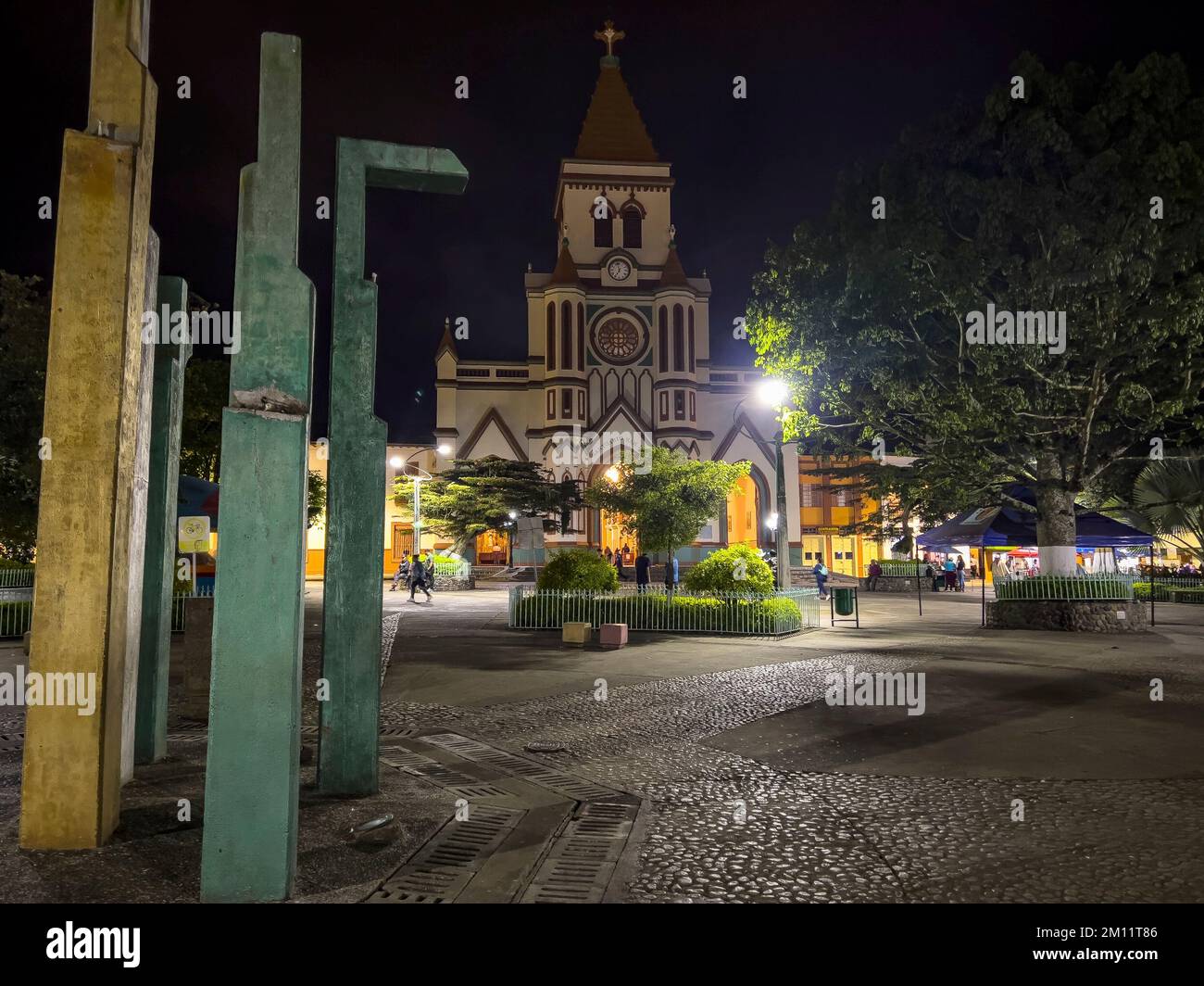 America del Sud, Colombia, Departamento Antioquia, Ande colombiane, Urrao, Scena serale di strada nel parco centrale di fronte alla chiesa di San José Foto Stock