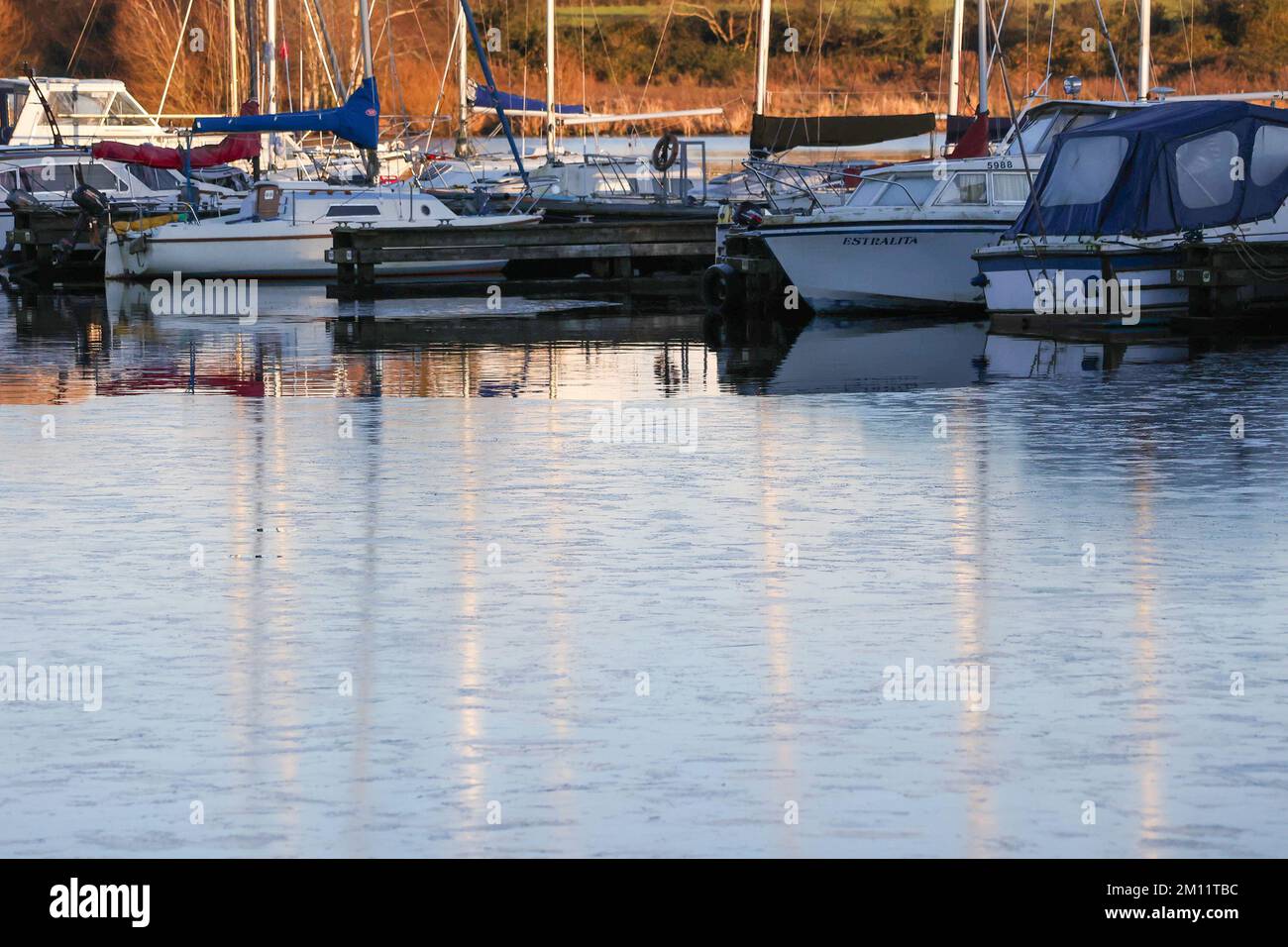 Oxford Island e Kinnego Marina, Lough Neagh, County Armagh, Irlanda del Nord, Regno Unito. 09 Dec 2022. Tempo nel Regno Unito - una giornata fredda nonostante il sole, come l'Irlanda del Nord sperimenta anche l'attuale fredda massa aerea artica. Le temperature durante la notte sono scese sotto lo zero e un avvertimento di ghiaccio è stato esteso a mezzogiorno Domenica in alcune parti del paese. Ghiaccio nel porticciolo di Kinnego. Credit: CAZIMB/Alamy Live News. Foto Stock