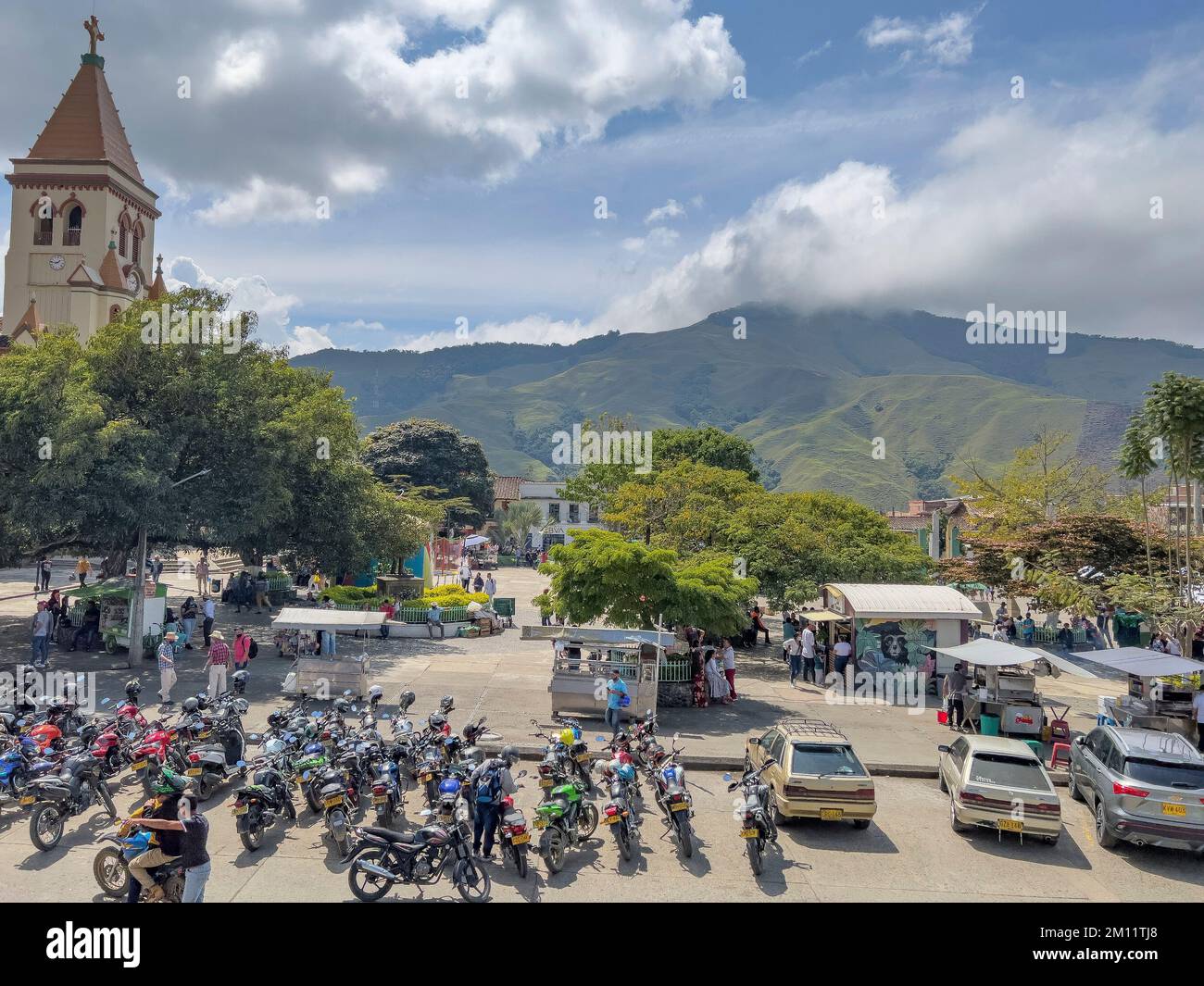 America del Sud, Colombia, Departamento Antioquia, Ande colombiane, Urrao, Vista sulla piazza centrale e la chiesa di San José Foto Stock