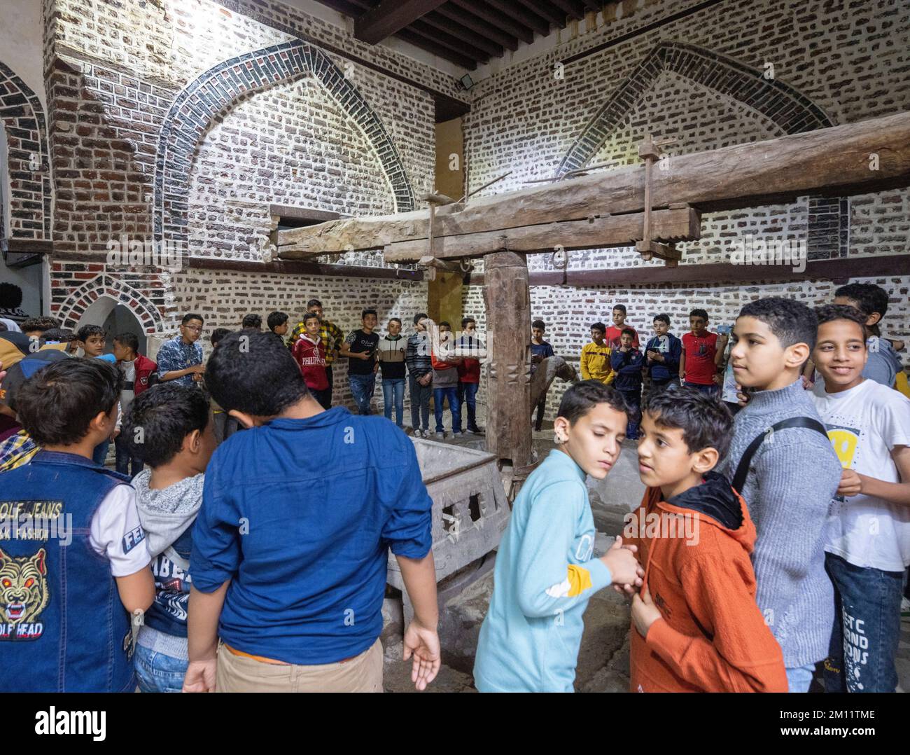 Gita scolastica all'interno del mulino di grano Abu Shahin, Rosetta, Egitto Foto Stock