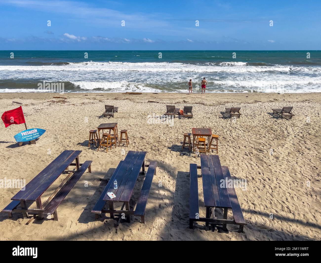 America del Sud, Colombia, Departamento del Magdalena, Santa Marta, Guachaca, Vacanzieri sulla spiaggia di fronte al Costäo Beach Hostel Foto Stock