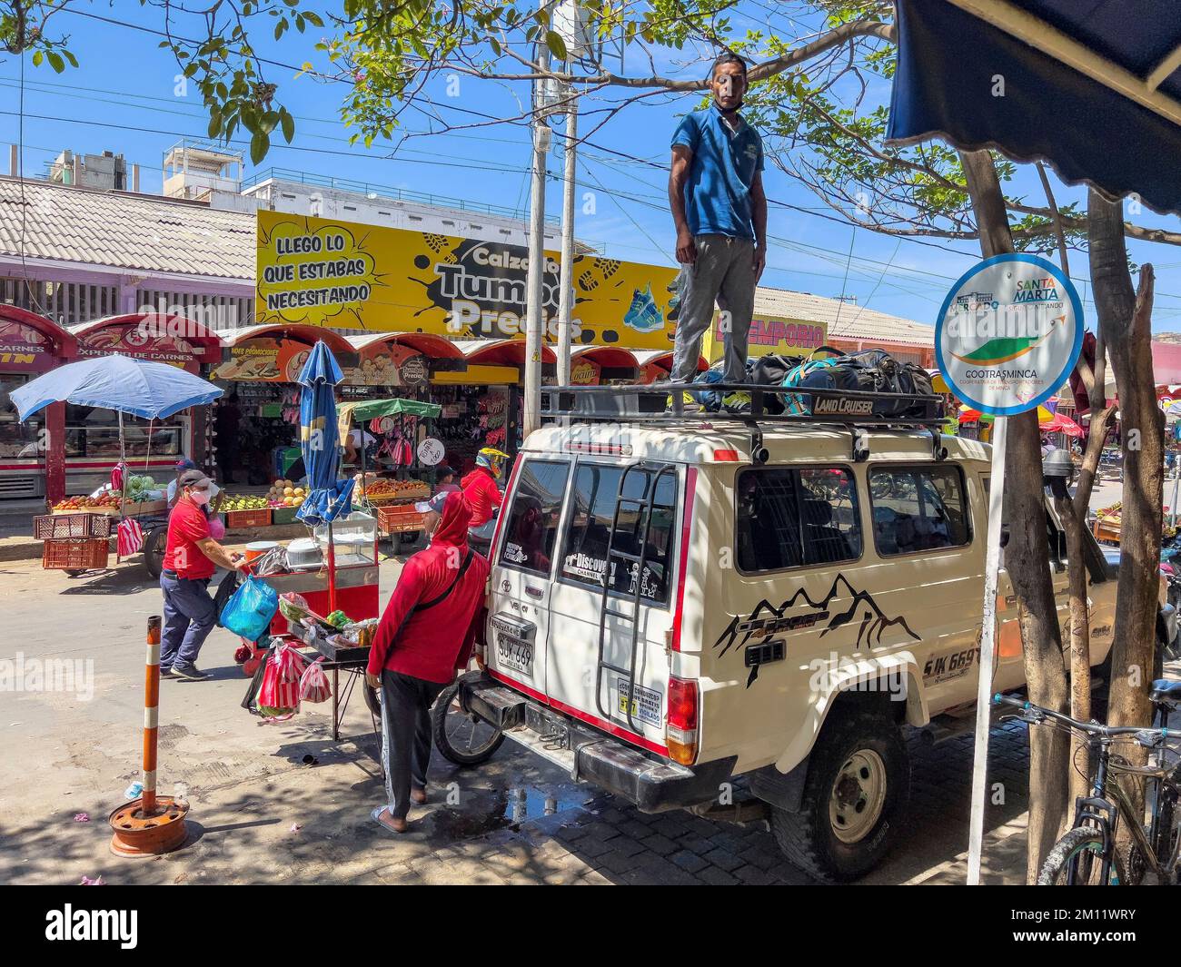 Sud America, Colombia, Departamento del Magdalena, Costa dei Caraibi, Santa Marta, Vivace scena di strada nel centro di Santa Marta Foto Stock