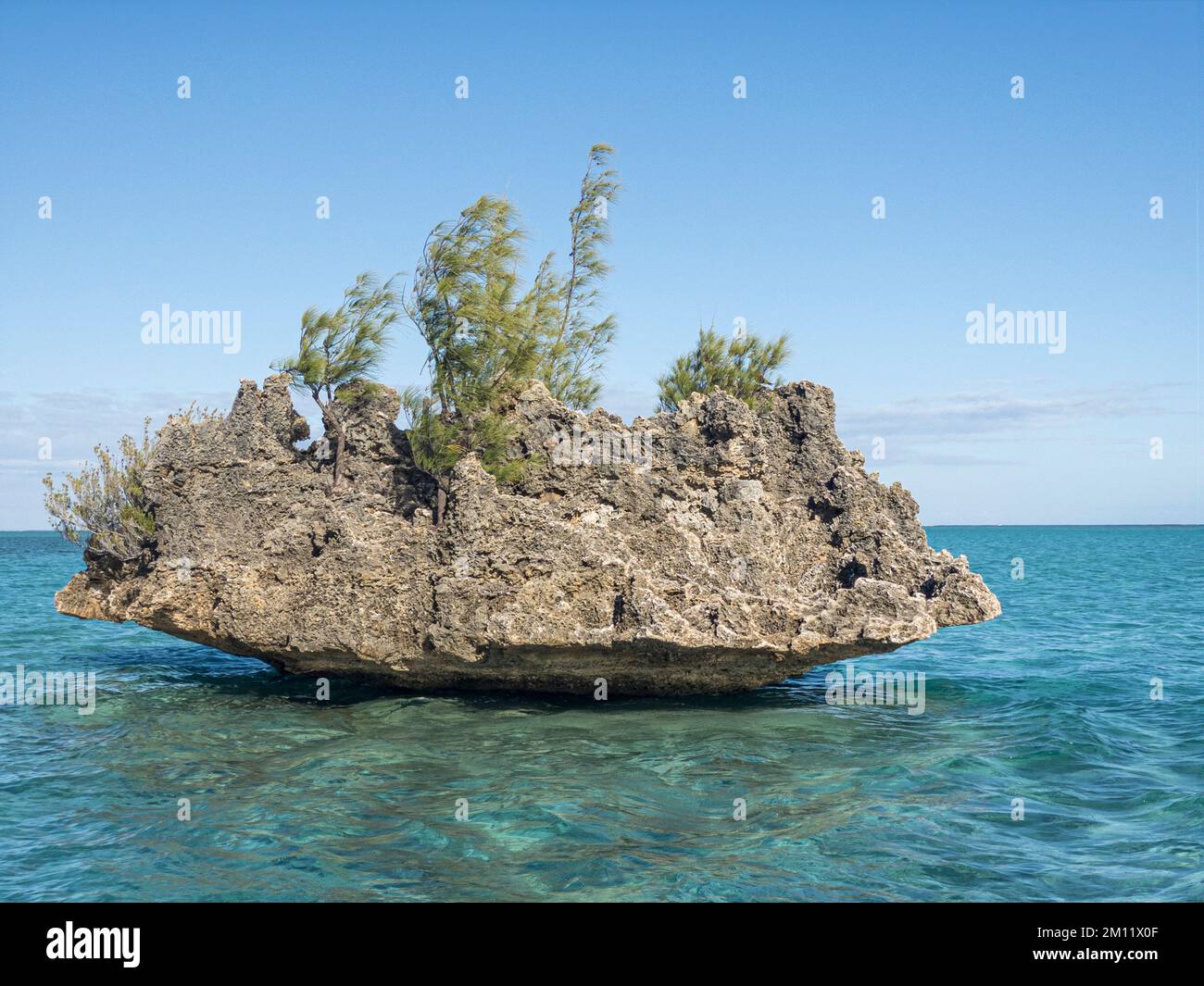 La roccia di cristallo è una roccia isolata nell'oceano della costa dell'isola di Mauritius Foto Stock