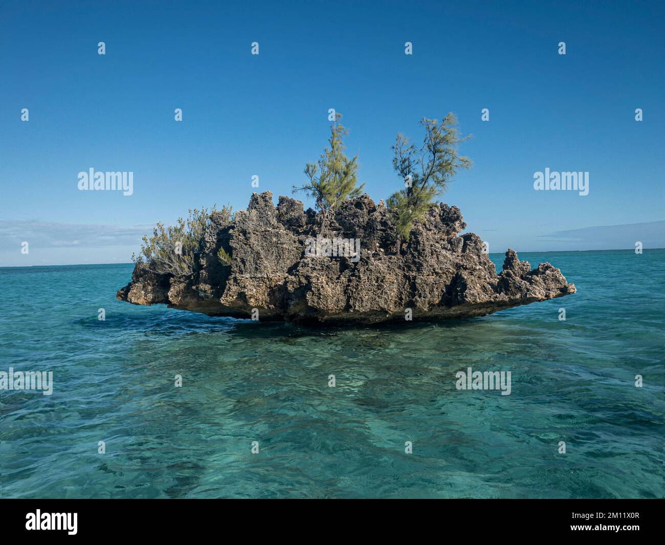 La roccia di cristallo è una roccia isolata nell'oceano della costa dell'isola di Mauritius Foto Stock