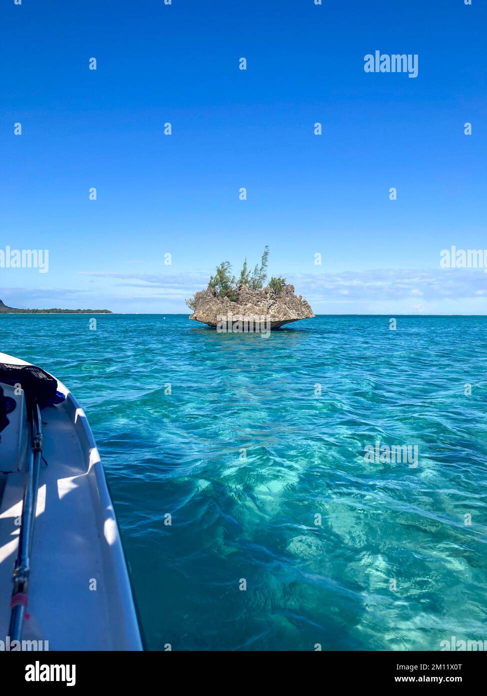La roccia di cristallo è una roccia isolata nell'oceano della costa dell'isola di Mauritius Foto Stock