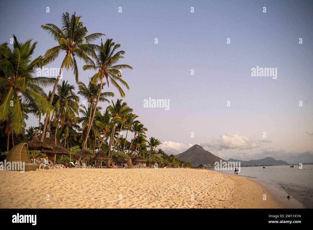 Vista dalla spiaggia di Flic en Flac a le Morne Brabant, Mauritius, Africa Foto Stock