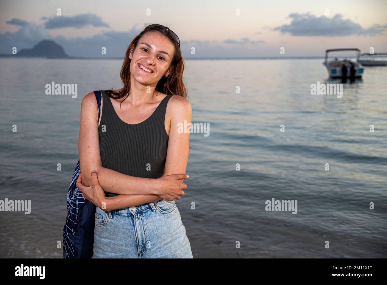 Giovane modella femminile durante il tramonto sulla spiaggia di flic en flac a Mauritius Island, Africa Foto Stock