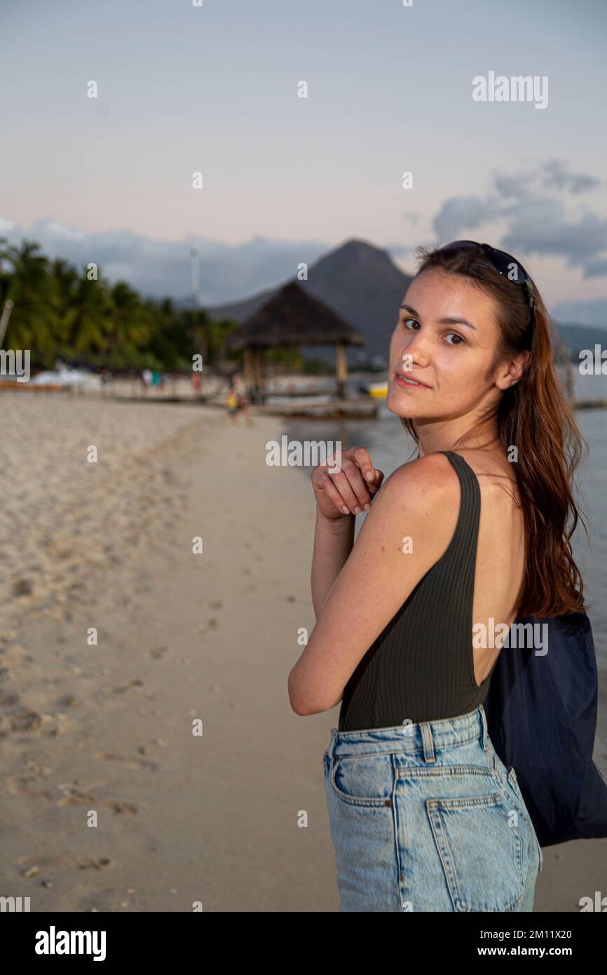 Giovane modella femminile durante il tramonto sulla spiaggia di flic en flac a Mauritius Island, Africa Foto Stock