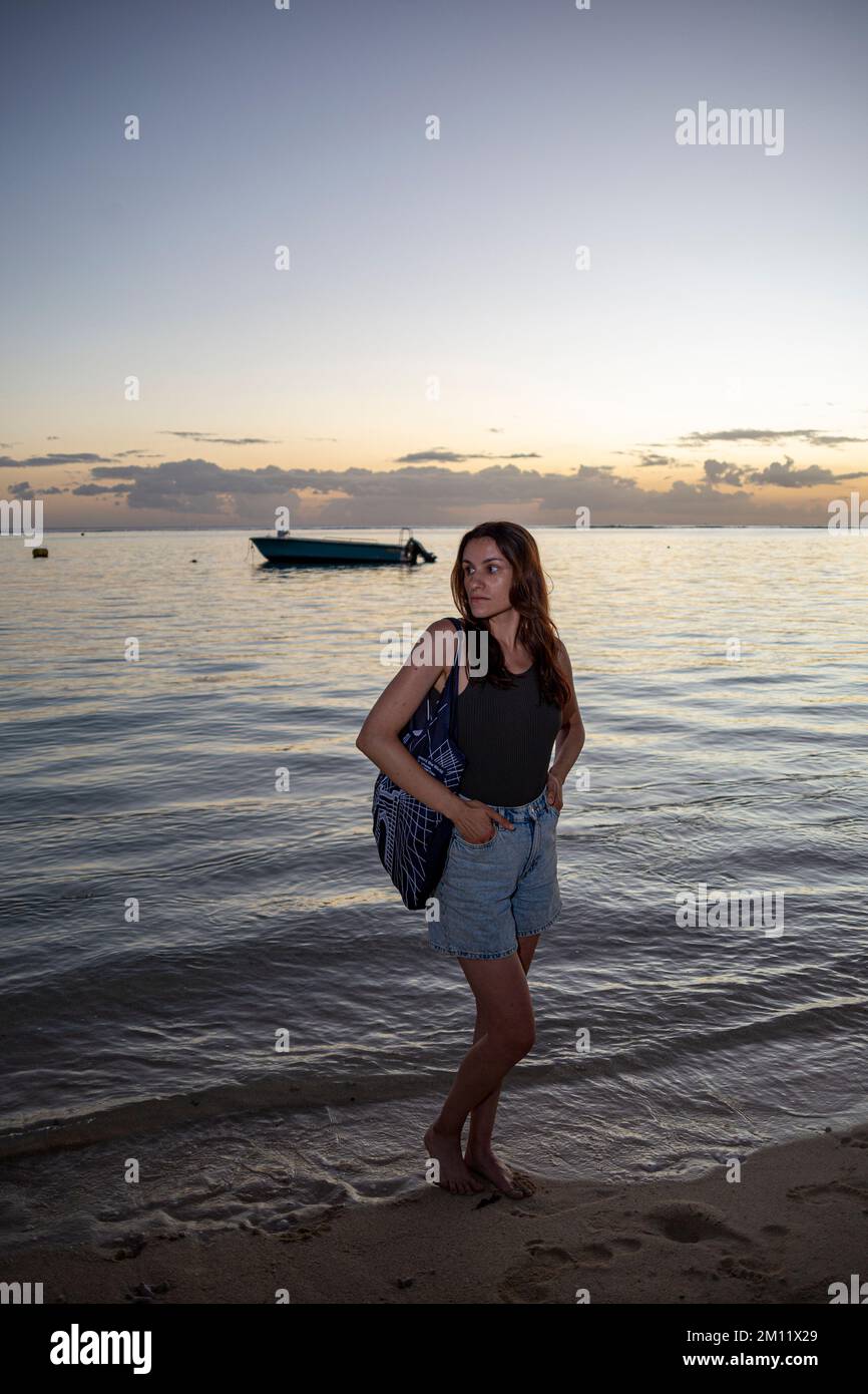 Giovane modella femminile durante il tramonto sulla spiaggia di flic en flac a Mauritius Island, Africa Foto Stock
