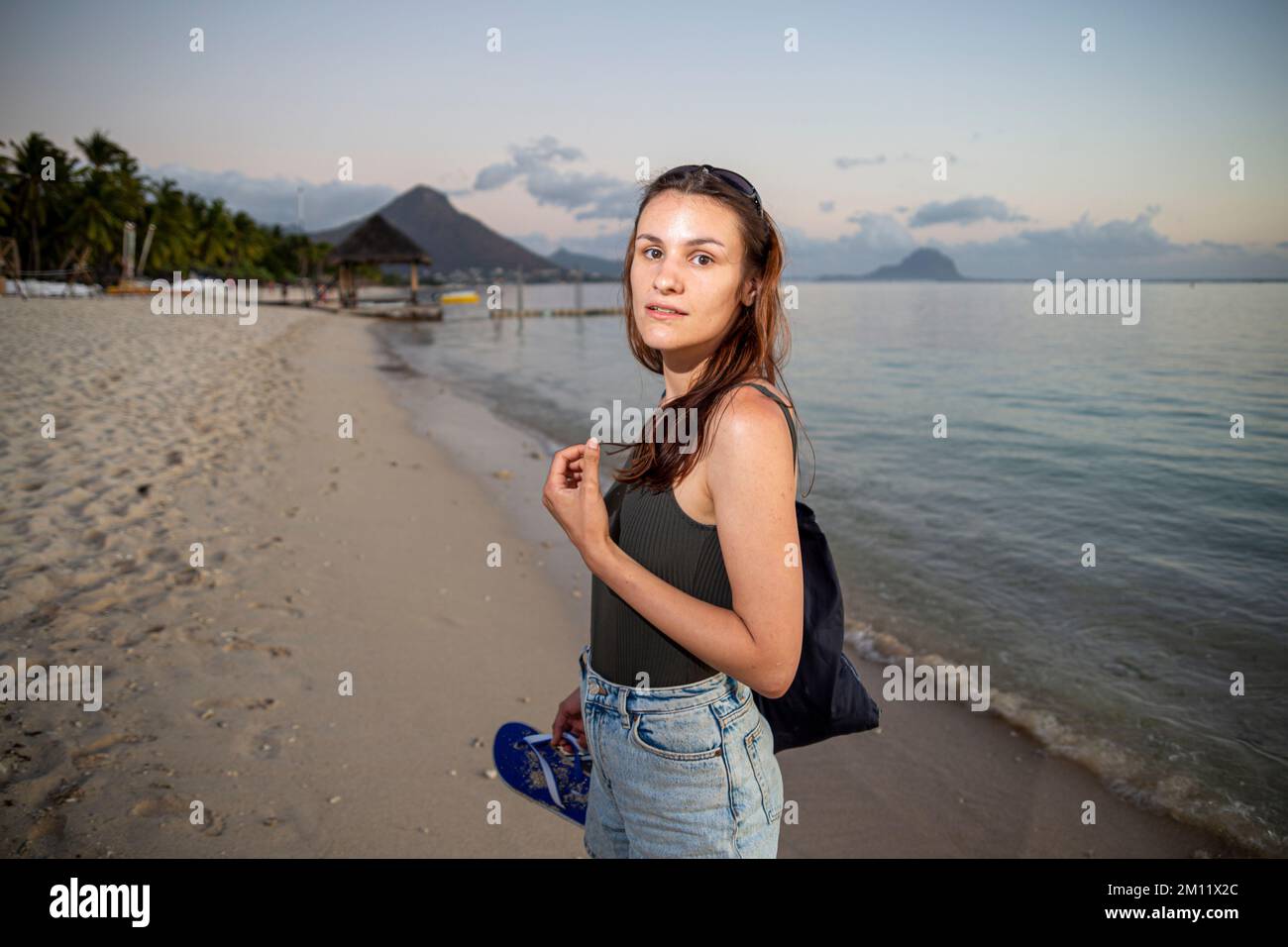 Giovane modella femminile durante il tramonto sulla spiaggia di flic en flac a Mauritius Island, Africa Foto Stock