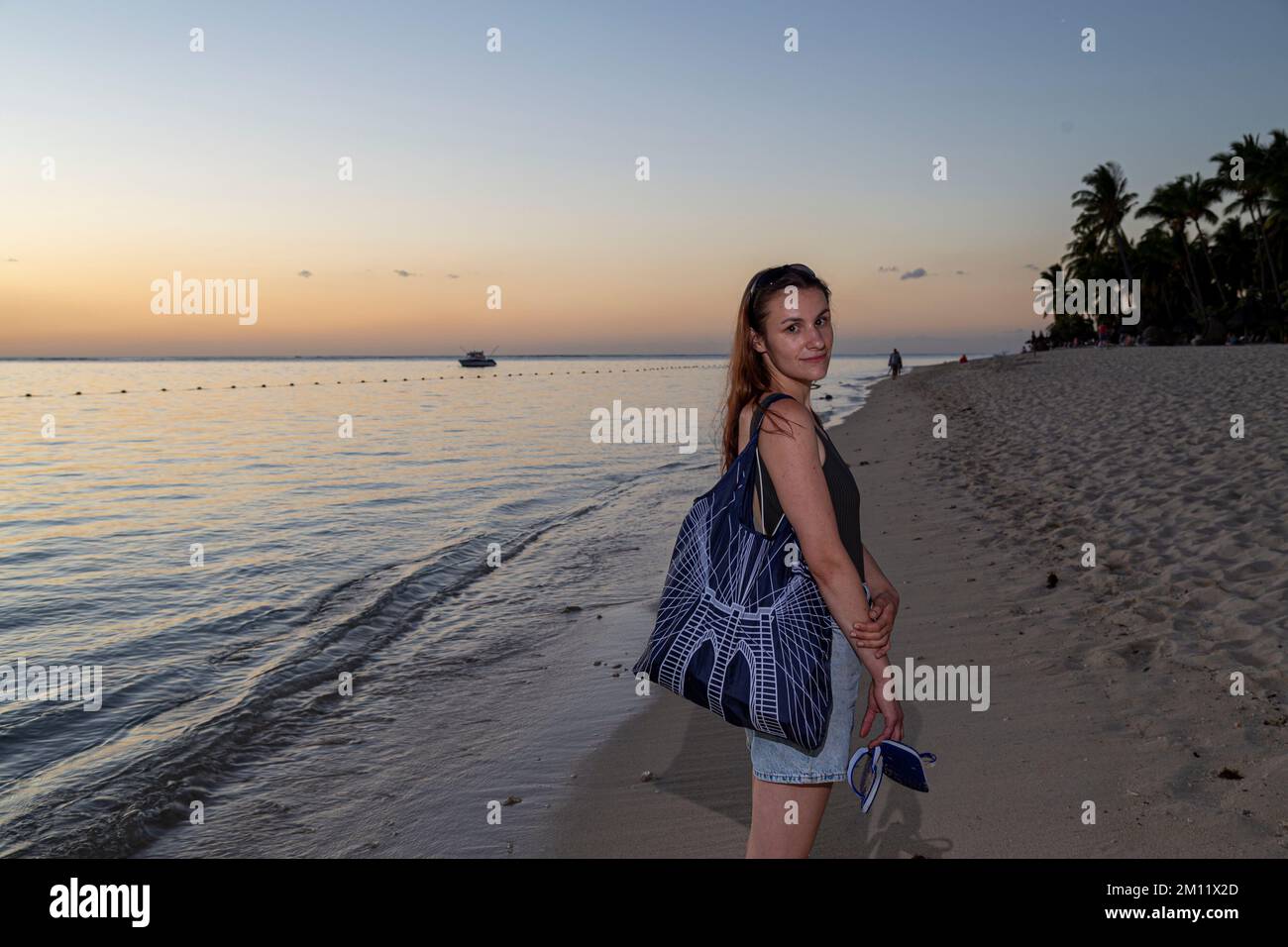 Giovane modella femminile durante il tramonto sulla spiaggia di flic en flac a Mauritius Island, Africa Foto Stock