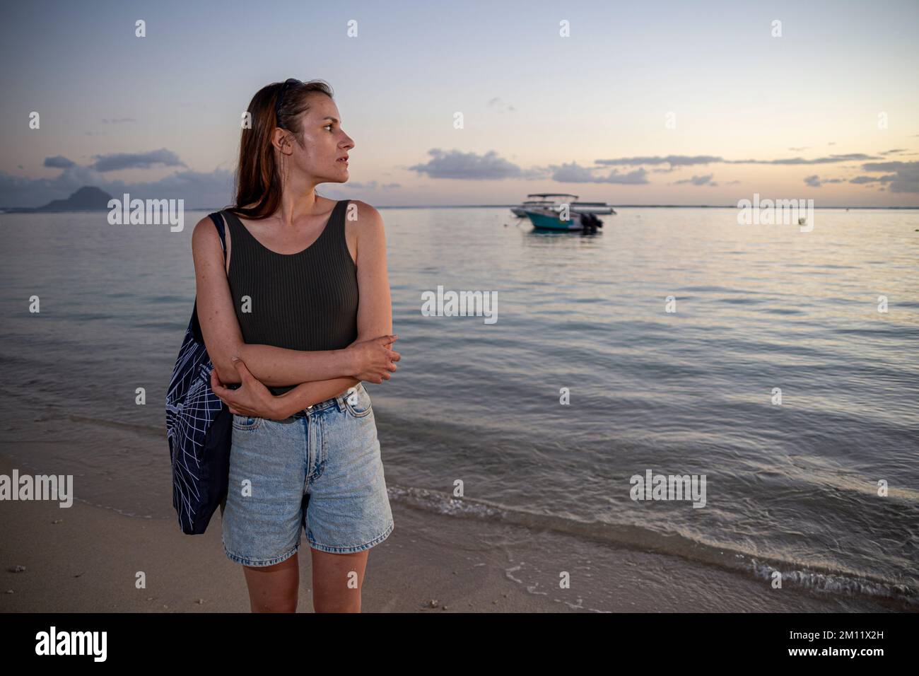 Giovane modella femminile durante il tramonto sulla spiaggia di flic en flac a Mauritius Island, Africa Foto Stock