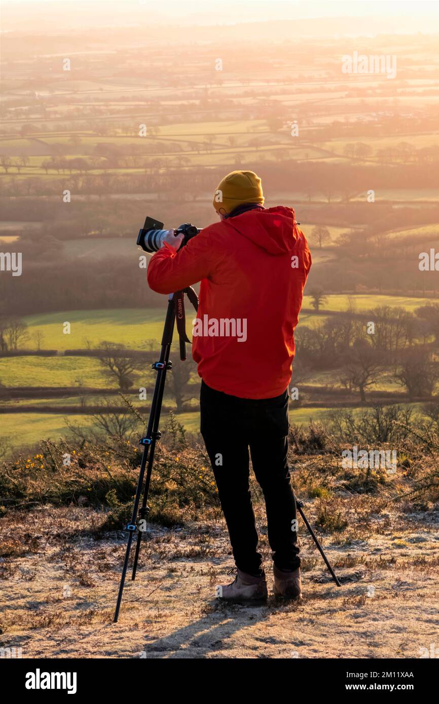 Inghilterra, Dorset, Lambert's Castle, fotografo che fotografa l'alba Foto Stock