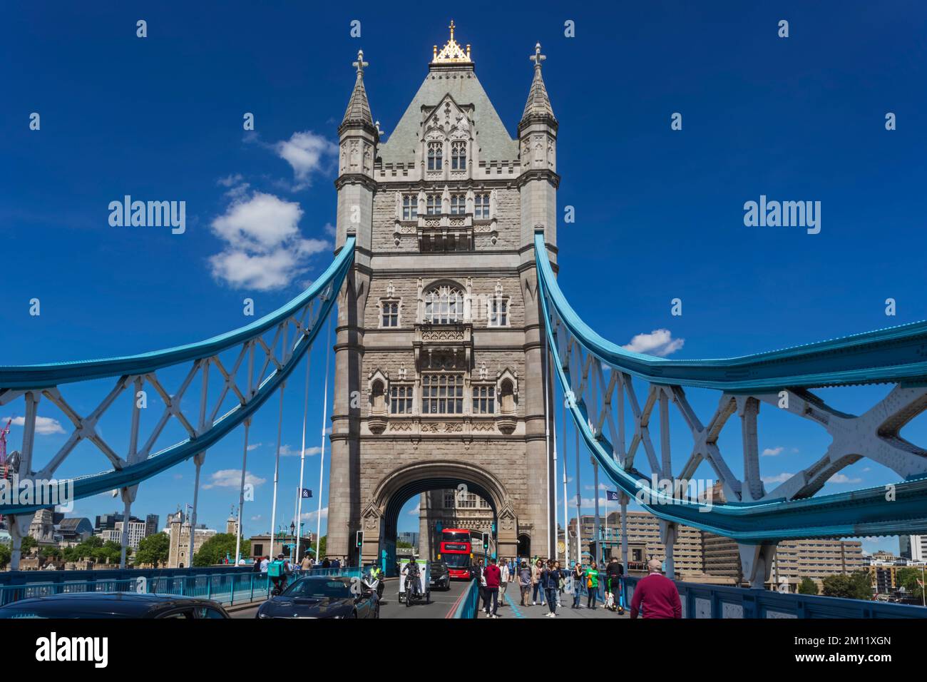 Tower Bridge con autobus a due piani rosso di giorno, Londra, Inghilterra Foto Stock