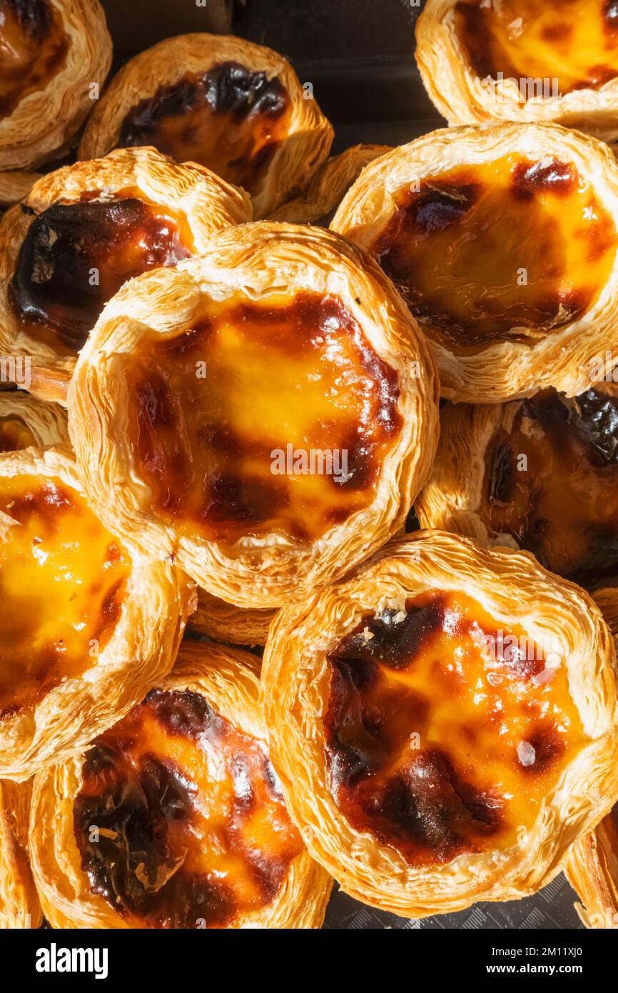Inghilterra, Dorset, Christchurch, Christchurch Market, esposizione di pastello portoghese de Nata aka Portuguese Egg Custard Tarts Foto Stock
