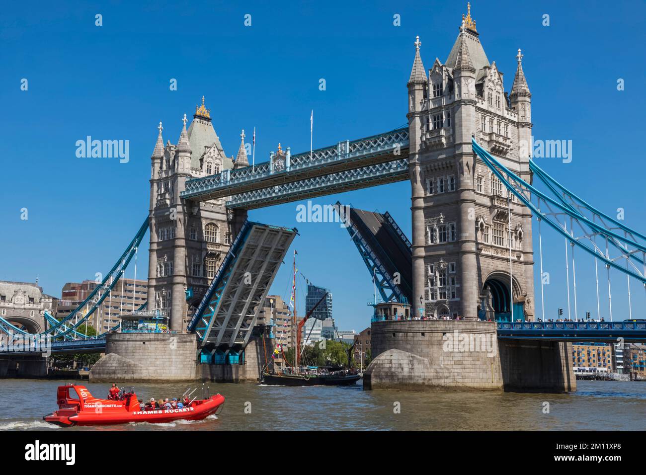 Tower Bridge Open con la storica Barge che passa attraverso, Londra, Inghilterra Foto Stock