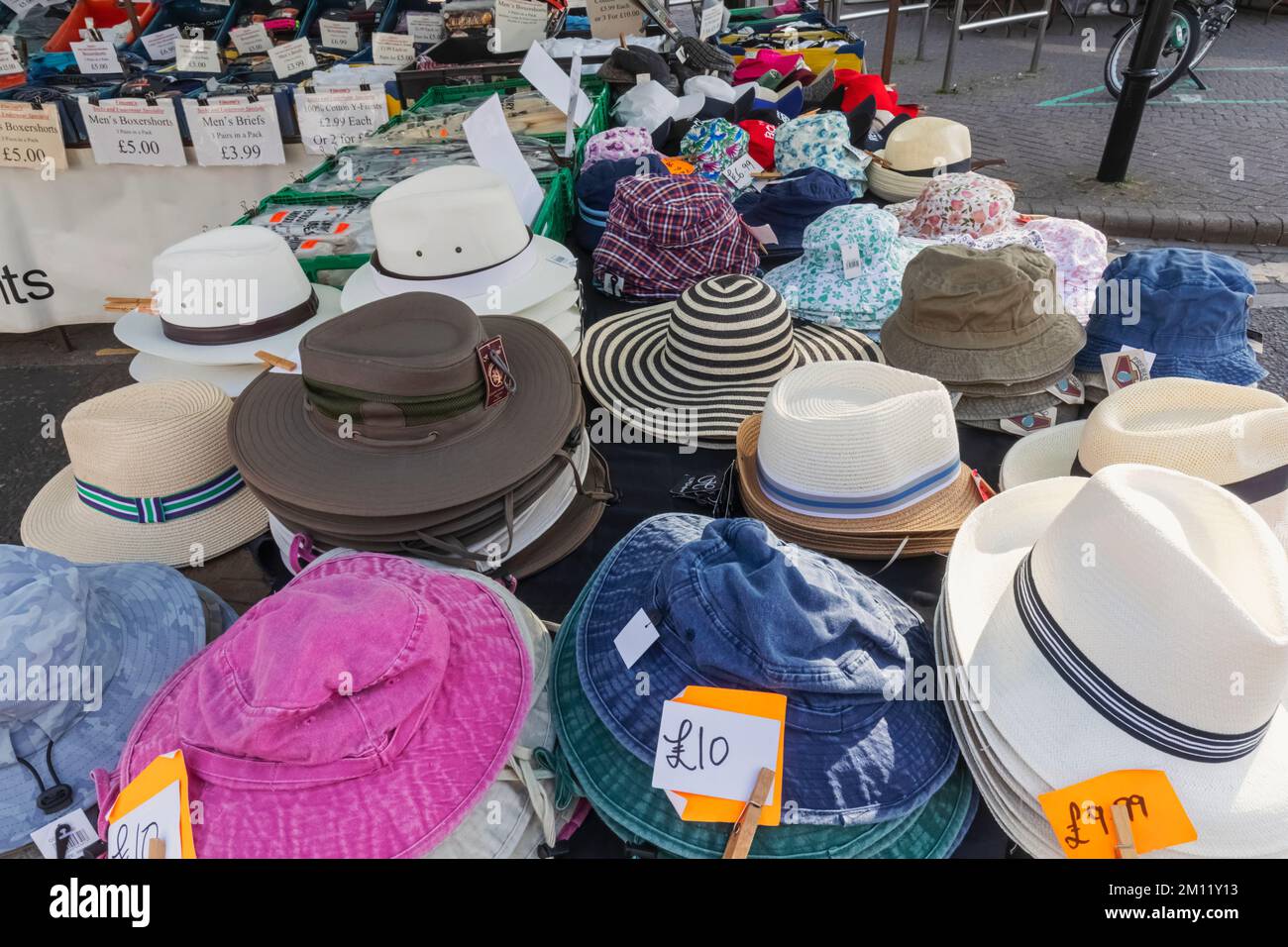 Inghilterra, Dorset, Christchurch, Christchurch Market, Clothing Stall mostra di cappelli Foto Stock