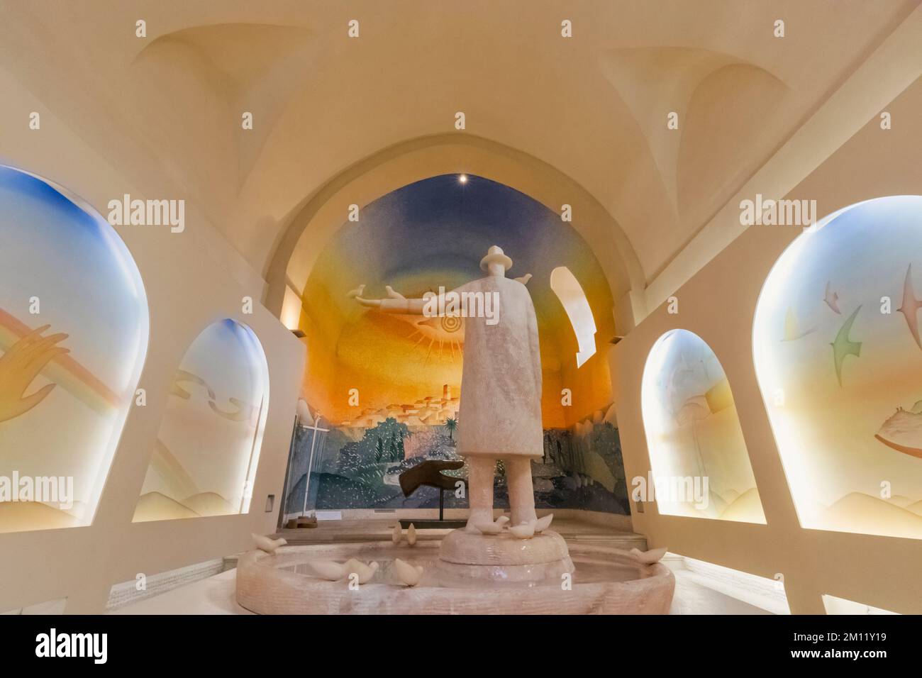 Francia, Costa Azzurra, Cote d'Azur, St.Paul de Vence, il Museo della Cappella del Folone aka la Cappella dei Penitenti Bianchi con opere d'arte di Jean-Michel Folon Foto Stock