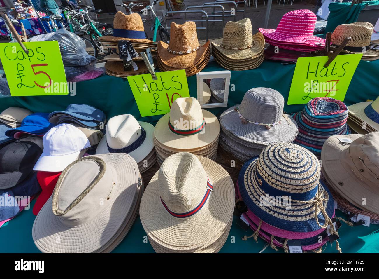 Inghilterra, Dorset, Christchurch, Christchurch Market, Clothing Stall mostra di cappelli Foto Stock