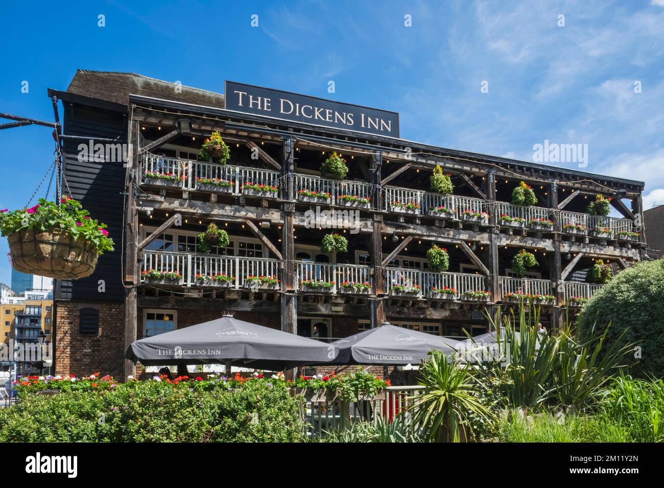 The Dickens Inn Pub, St Katharine Docks Marina, Tower Hamlets, Londra, Inghilterra Foto Stock