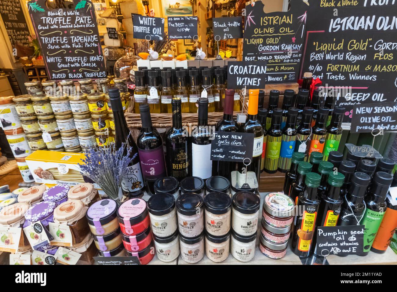 Borough Market, esposizione di vini e conserve continentali, Southwark, Londra, Inghilterra Foto Stock