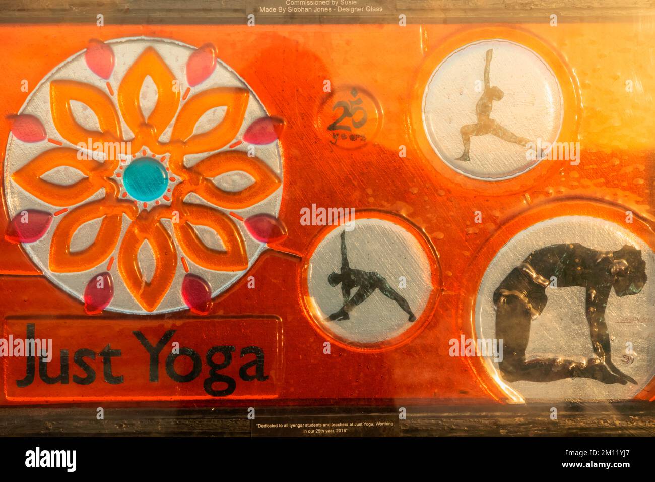 Inghilterra, West Sussex, Worthing, Worthing Pier, dettaglio del vetro che raffigura le posizioni dello Yoga Foto Stock