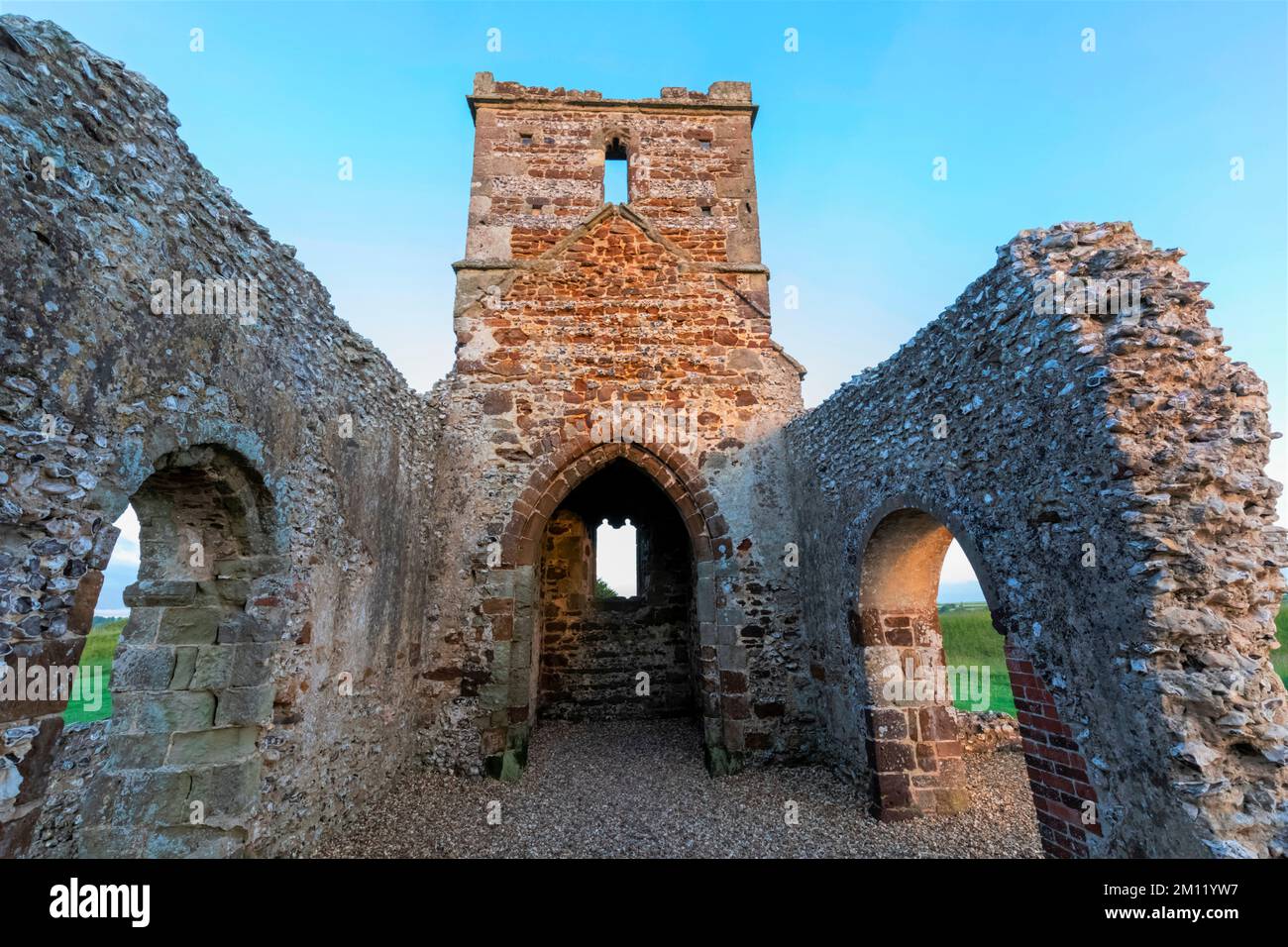 Inghilterra, Dorset, le rovine di Knowlton Church e Earthworks vicino a Wimbourne Minster at Sunrise Foto Stock