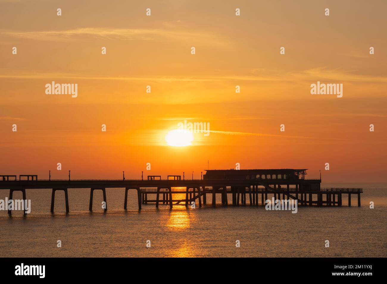 Inghilterra, Kent, Deal, Sunrise Over Deal Pier Foto Stock