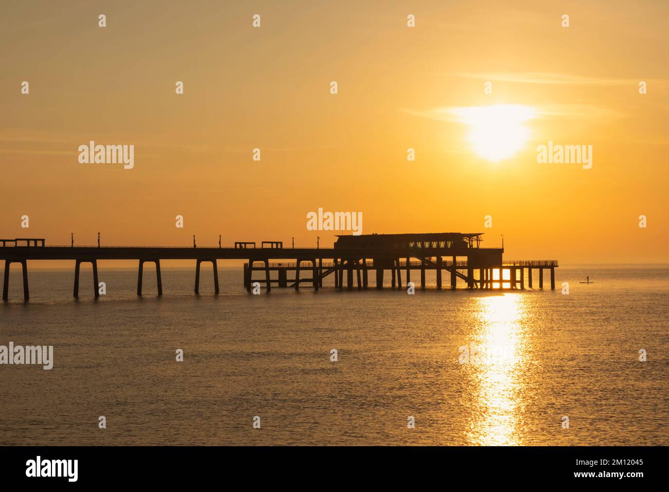 Inghilterra, Kent, Deal, Sunrise Over Deal Pier Foto Stock