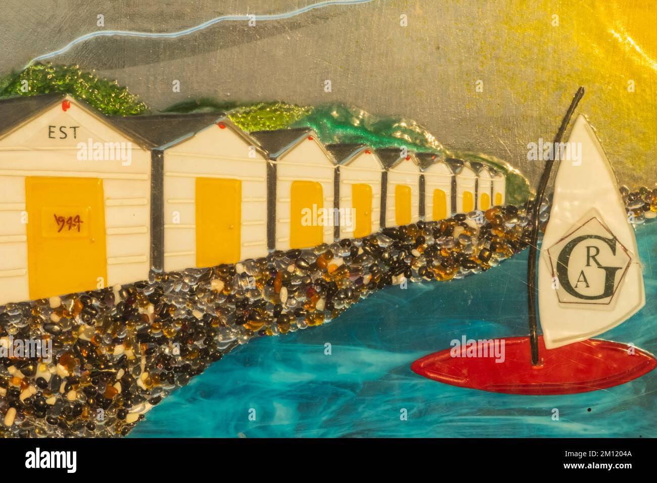 Inghilterra, West Sussex, Worthing, Worthing Pier, dettaglio del vetro che raffigura capanne sulla spiaggia Foto Stock