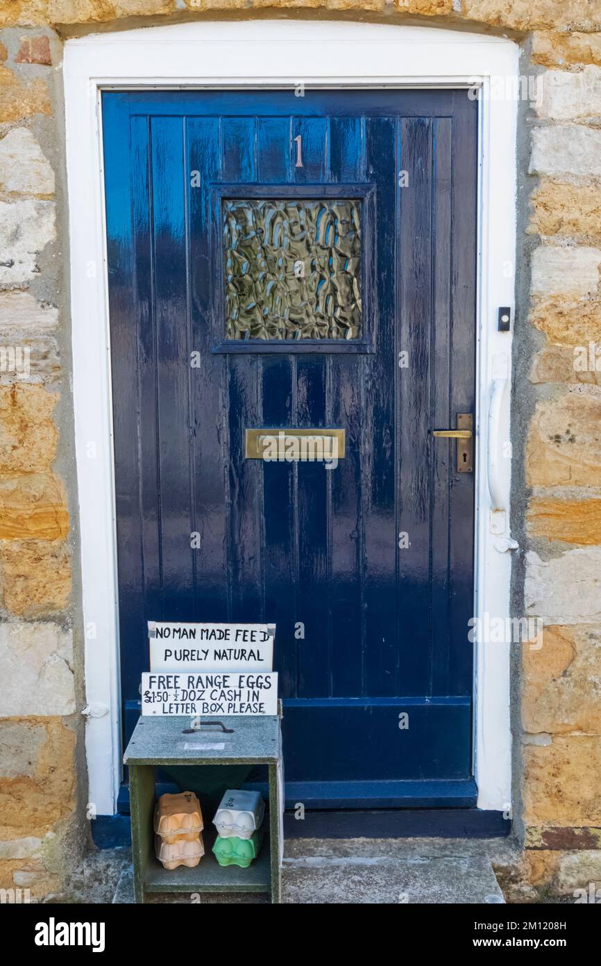 Inghilterra, Dorset, Abbotsbury, Honesty Box Free Range uova in vendita e porta Foto Stock