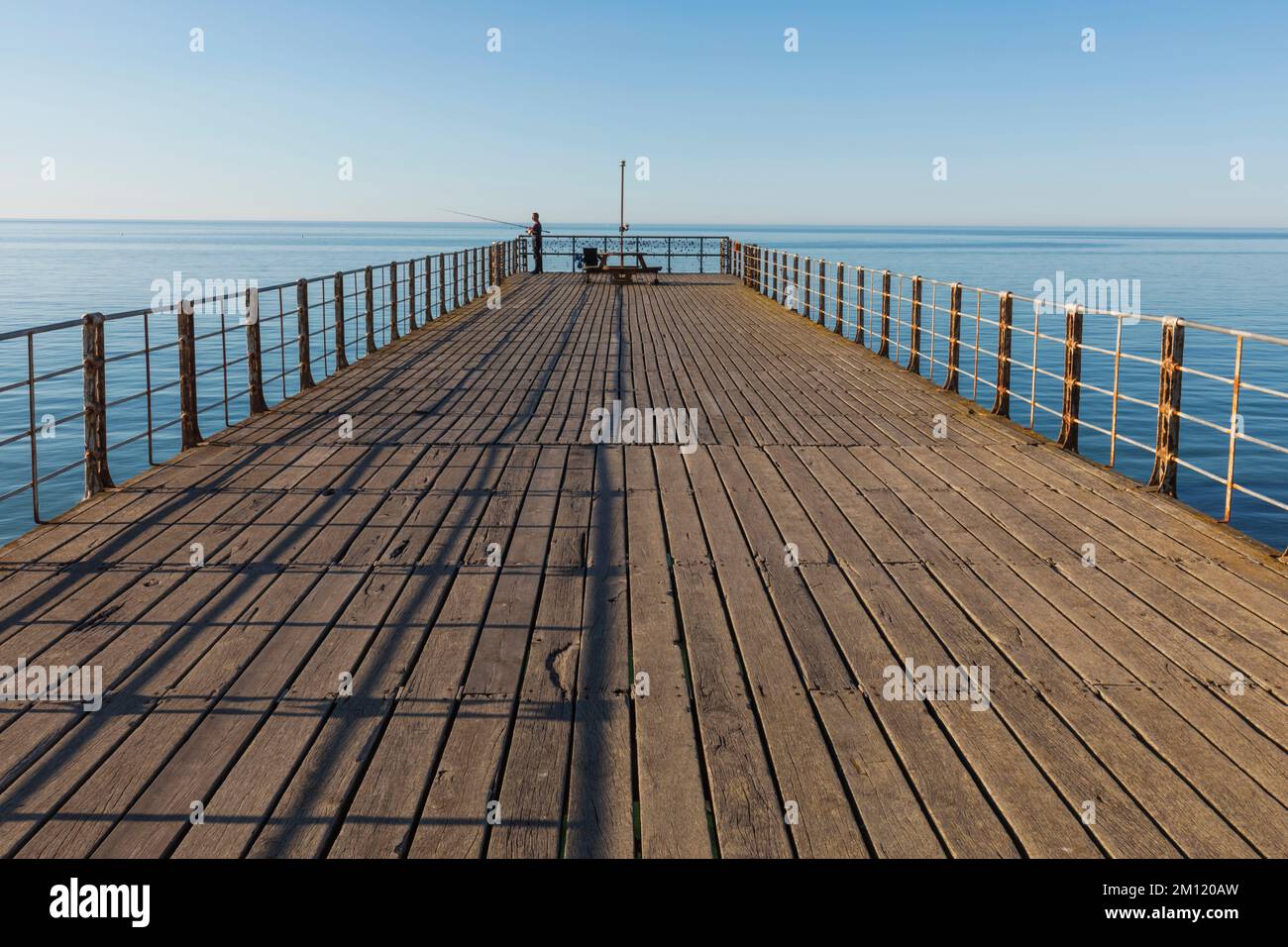 Inghilterra, West Sussex, Bognor Regis, Bognor Regis Pier e Fisherman Foto Stock