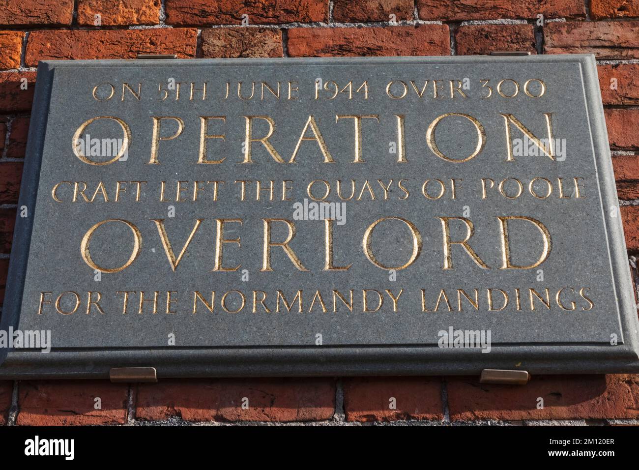 Inghilterra, Dorset, Poole, Poole Harbour, Operation Overlord Memorial Plaque Foto Stock