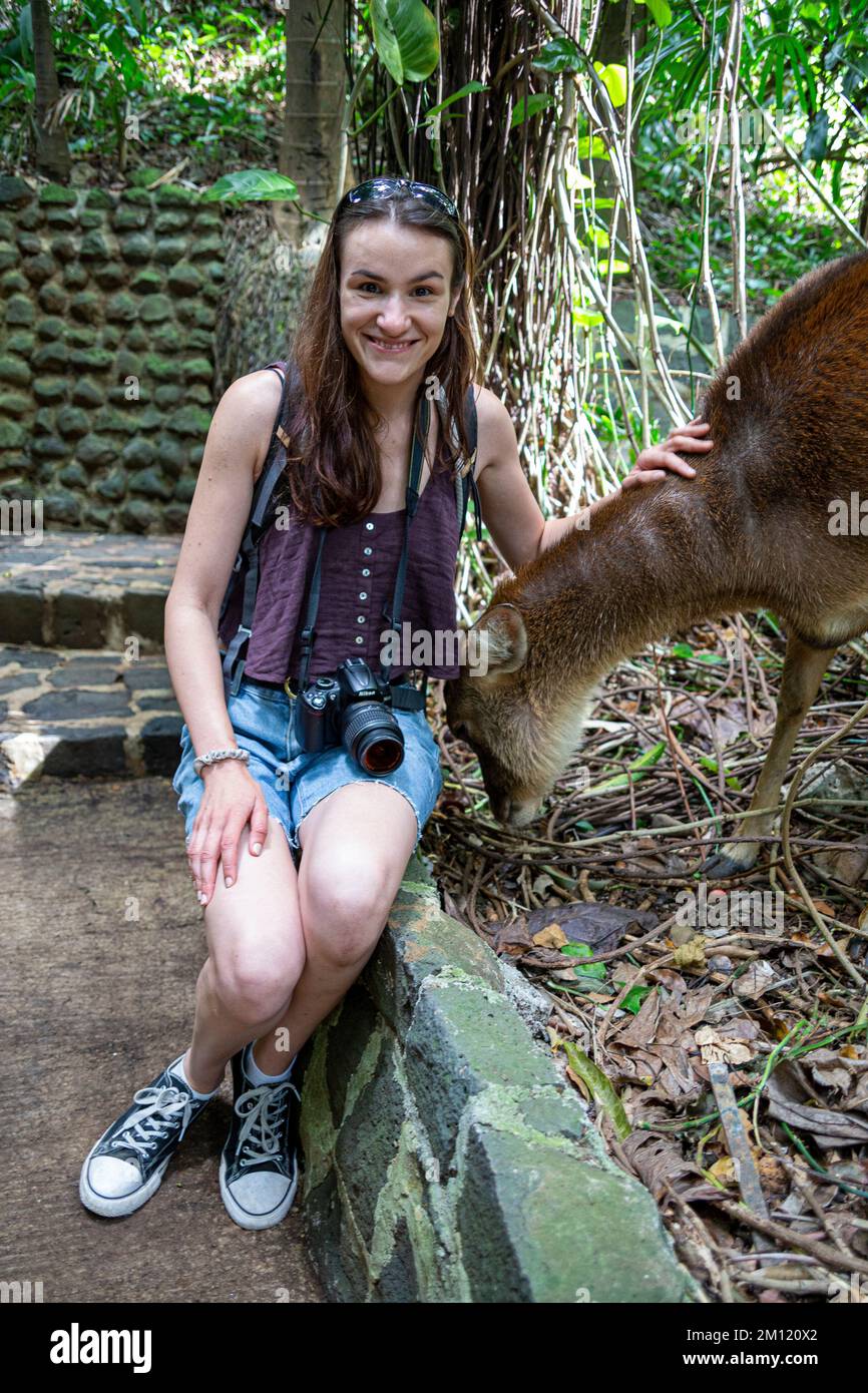 Una giovane donna e un cervo alle tartarughe giganti al Parco Naturale la Vanille, Isola Mauritius, Africa Foto Stock