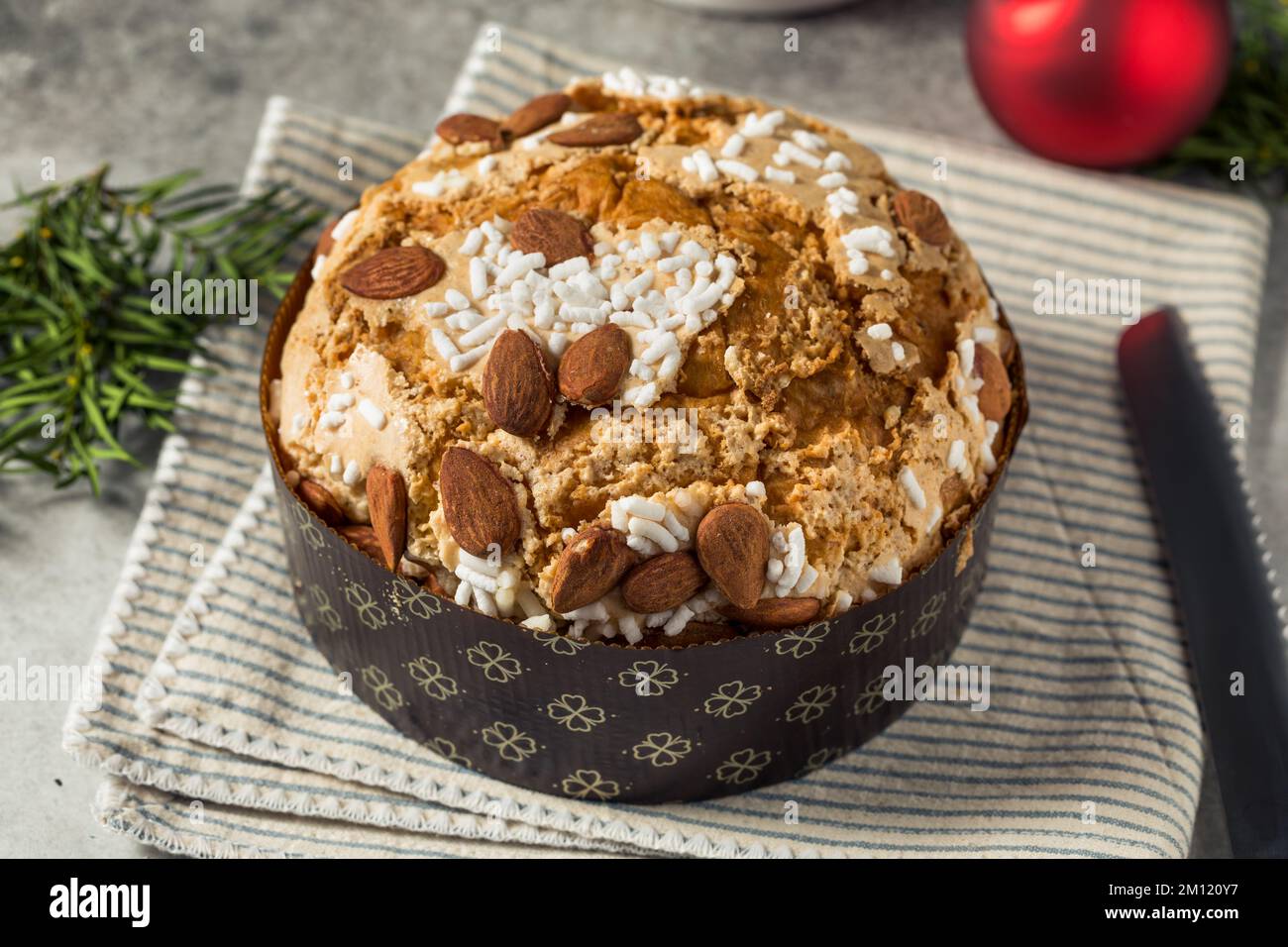 Panettone italiano fatto in casa con zucchero e frutta secca Foto Stock