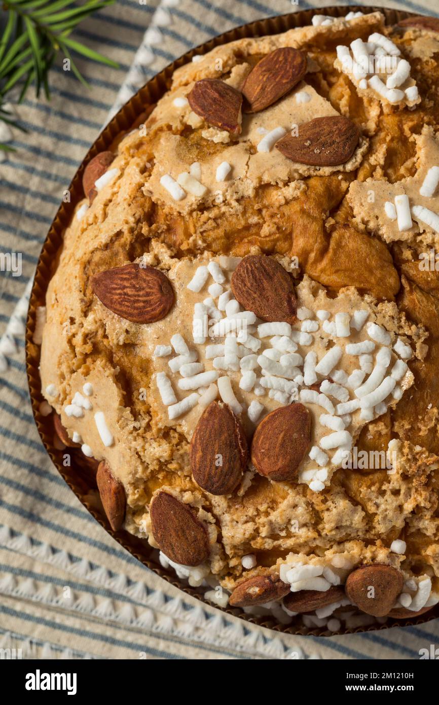 Panettone italiano fatto in casa con zucchero e frutta secca Foto Stock