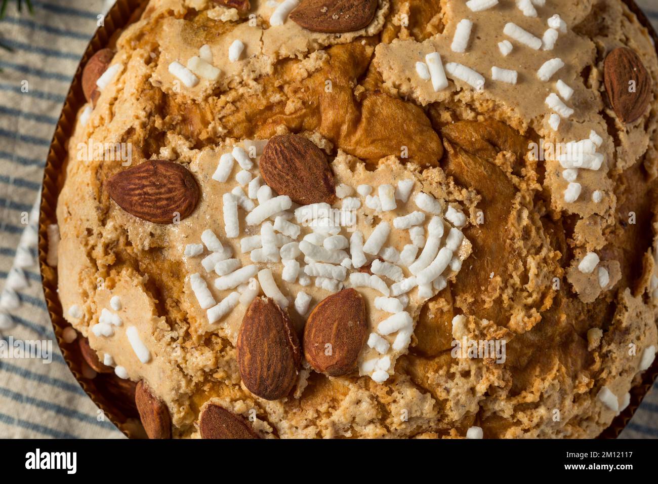 Panettone italiano fatto in casa con zucchero e frutta secca Foto Stock