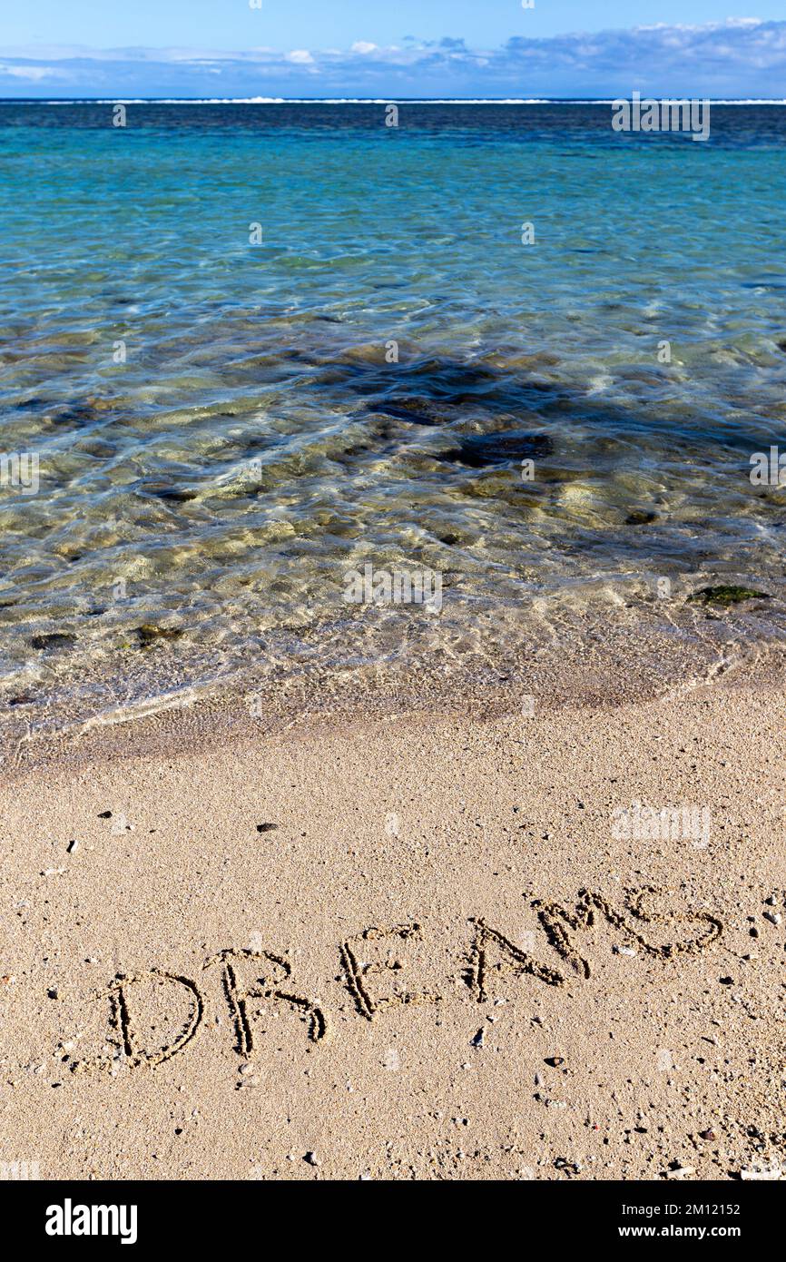 Sogni - come un messaggio scritto con un dito nella sabbia su una spiaggia con le onde e l'oceano blu a Mauritius Island, Africa, vista dall'alto, nessuno Foto Stock