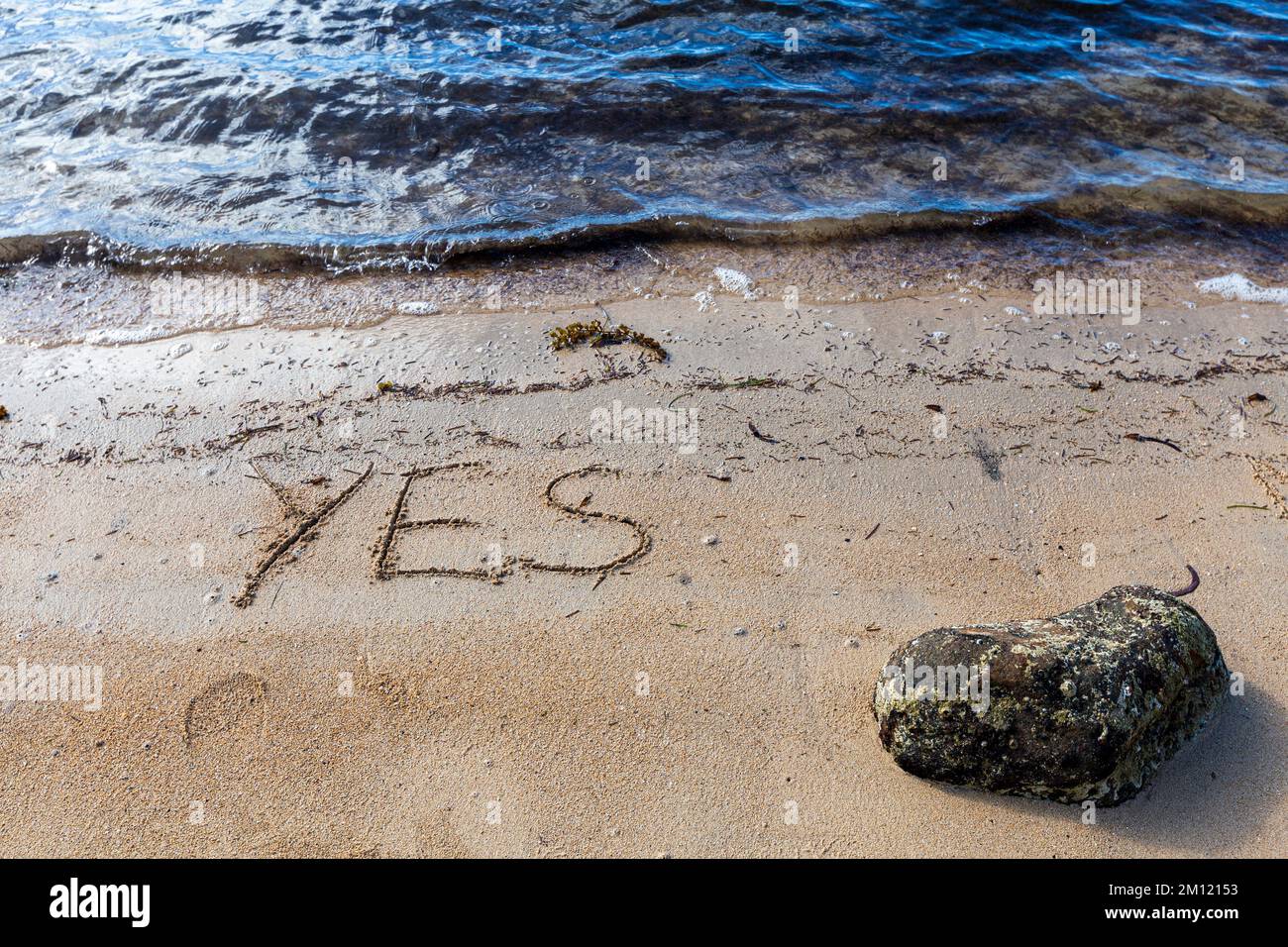 Sì - come un messaggio scritto con un dito nella sabbia su una spiaggia con le onde e l'oceano blu a Mauritius Island, Africa, vista dall'alto, nessuno Foto Stock